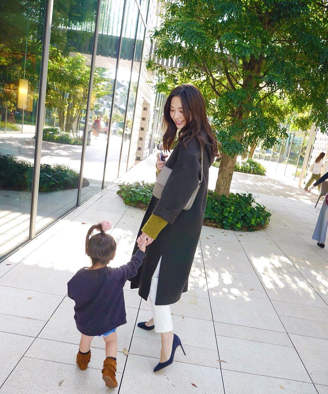 西山真以さんのインスタグラム写真 - (西山真以Instagram)「* 昨日は仕事終わりに大好きな可愛い親子と代官山へ☕️🥞♪ 最近ようやくちゃんと認識してもらえてきたのか、自ら手を伸ばして繋いできてくれたり、名前を呼んでくれたり🙈💓(まぁいちっ❤︎って呼んでくれます) 会うたび胸を締め付けられてます😩💕 . #friendstime #withlittlegirl  #daikanyama  #wear  #outer #stunninglure  #knit #barnyardstorm  #pants #babylone  #shoes #sergiorossi  #bag #celine」10月28日 11時51分 - mai0830