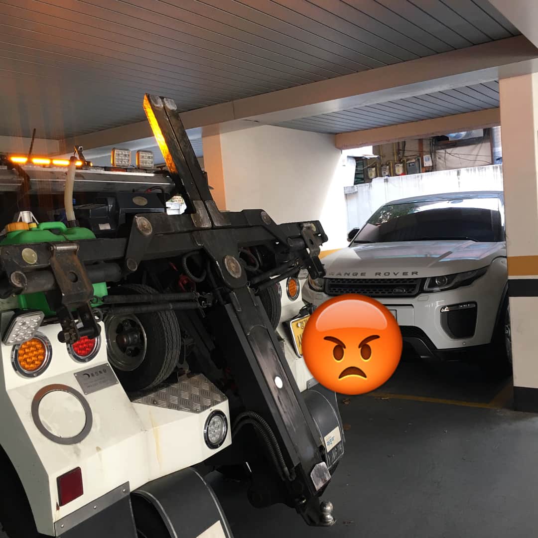 ハヌルさんのインスタグラム写真 - (ハヌルInstagram)「진짜로 화난다!!!! 6번째 시동 안걸림 .. _ 센터 3번 맡김 이상없다고함_ 6번중에 한번은 고속도로에서 멈추고 또한번은 8차선에서 멈추고 _ 오늘은 꺼진채로 견인해서 원인을 찾을거임_ 9000km 타고 1년도 안된 #레인지로버이보크컨버터블 똥차_  레이 탈때 고장한번도 안나고 잘만 탔는데 진짜 분노한다 _ 레인지로버 사지마세요!!!!!!!!!!!!!!!!!!_ 1억짜리 똥차 절대로 사지마세요😡😡 #레인지로버 #이보크 #이보크컨버터블 #레인지로버이보크 #랜드로버 #랜드로버코리아」10月28日 12時00分 - haneulina