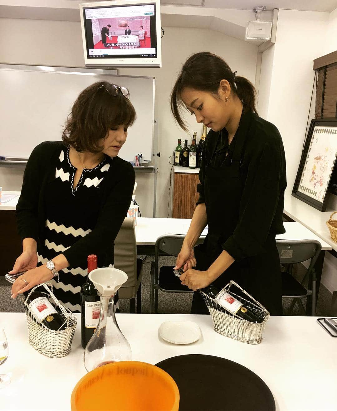 夏菜さんのインスタグラム写真 - (夏菜Instagram)「わたしがワインエキスパートをとった学校はココ！❤️ @lecoleduvin_official  可愛くてお茶目なのに男らしい、大好きな塩入先生と💓 塩入先生はワインのこと1から教えてくれる本当に愛情のある先生！ これからワインのこと知りたい方はこの学校はほんとにオススメです。 ワインエキスパート受かってからも、ソムリエのお勉強もさせてもらってます🍷🍾 サービングってむずかしー！ でも楽しい😆💛 #レコールデュヴァン#塩入先生#1年間お世話になりました#これからもお世話になります#ワインエキスパート#ソムリエ#sommelier#wine」10月28日 12時36分 - natsuna_official