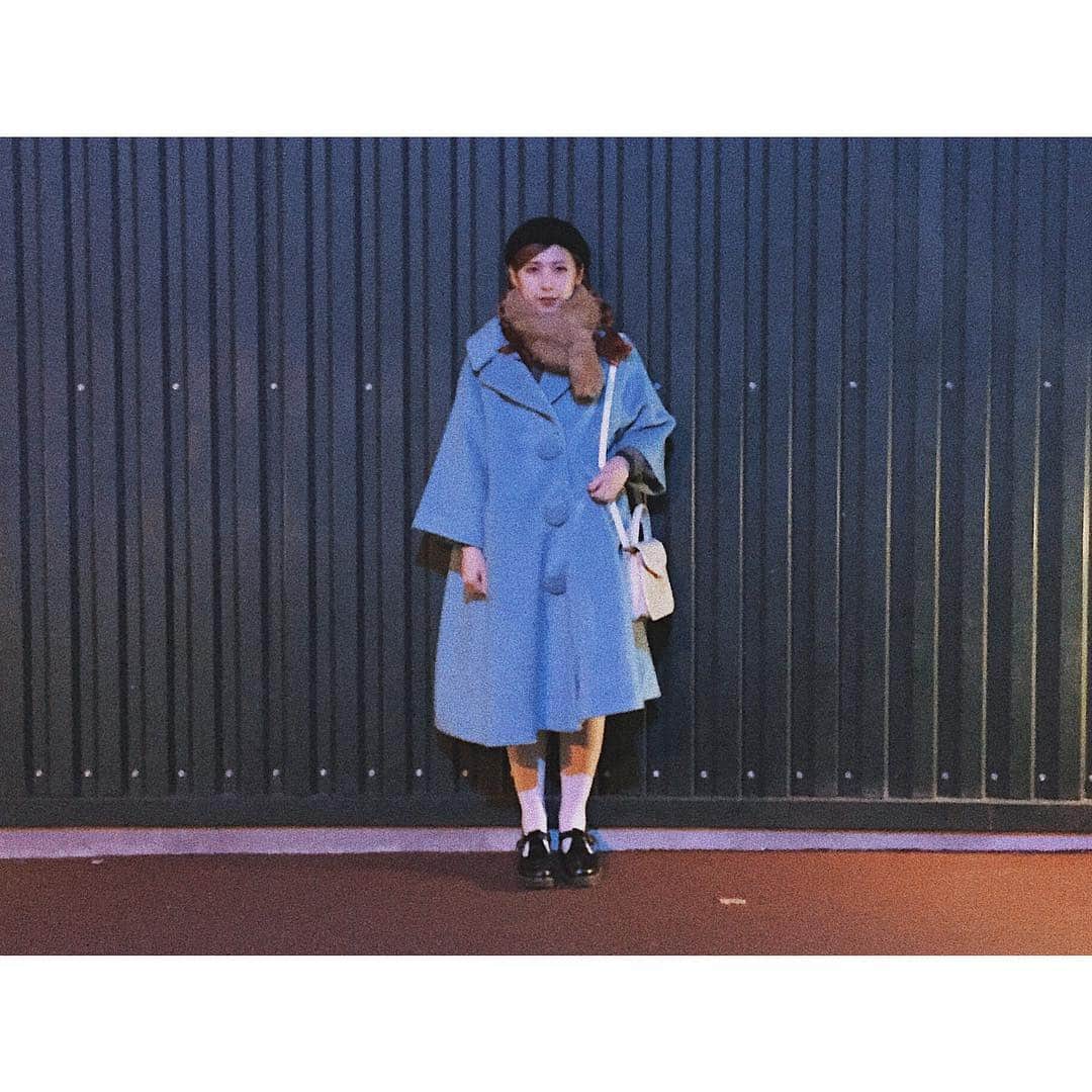 松尾レミさんのインスタグラム写真 - (松尾レミInstagram)「北海道寒いのでMARTE(@marte_vintage)の新作コートをおろしちゃった、、😇🌹いつ着ようかと楽しみにしてたんだ〜〜！クラシックな型と、めっちゃ大きなボタンがかわいいの。他の色もあったから、コートお探し中の方は是非見てみて！昨日北海道の服装について皆が教えてくれたおかげで暖かい！有難う😊❤️ (ちなみにこのコートの中は見えないけどAMOやんのワンピ着てる🦄🌈@amo_whale @ruby_and_you)」10月28日 23時50分 - remimatsuo
