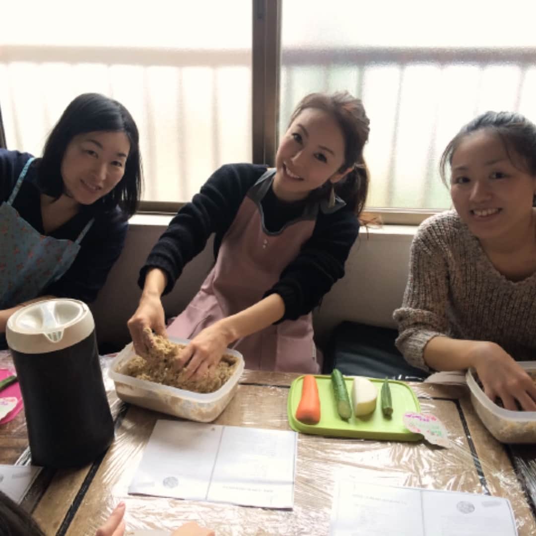 宮崎宣子さんのインスタグラム写真 - (宮崎宣子Instagram)「ぬか漬けを漬ける女😆 ぬか漬け芸人みほのワークショップに初めて参加してきました✨ これから毎日糠を混ぜる予定です😅 ぬか漬け誰に食べさせよう…  #ぬか漬け #ぬか漬け芸人みほ #ワークショップ #ぬか漬け女子 #はじめました #みほとは12年の付き合い  #毎日混ぜる #忘れないかな #毎日ぬか漬け食べる #一人暮らしの辛さ #多分食べきれない #誰かたべませんか #ぬか漬け効果 #免疫力アップ #美肌 #髪爪に良い #便秘解消 #ビタミン #ミネラル #鉄分 #モテる女 #になるらしい #確かに #ぬか漬けを漬ける女 #尽くすいい女風 #腐らせたらごめんね #宮﨑宣子 @lulu_shirotokuro @nukazukemiho0320」10月29日 0時17分 - miyazaki_nobuko