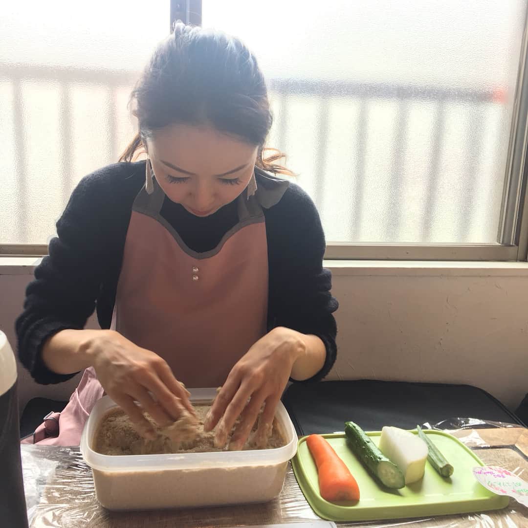 宮崎宣子さんのインスタグラム写真 - (宮崎宣子Instagram)「ぬか漬けを漬ける女😆 ぬか漬け芸人みほのワークショップに初めて参加してきました✨ これから毎日糠を混ぜる予定です😅 ぬか漬け誰に食べさせよう…  #ぬか漬け #ぬか漬け芸人みほ #ワークショップ #ぬか漬け女子 #はじめました #みほとは12年の付き合い  #毎日混ぜる #忘れないかな #毎日ぬか漬け食べる #一人暮らしの辛さ #多分食べきれない #誰かたべませんか #ぬか漬け効果 #免疫力アップ #美肌 #髪爪に良い #便秘解消 #ビタミン #ミネラル #鉄分 #モテる女 #になるらしい #確かに #ぬか漬けを漬ける女 #尽くすいい女風 #腐らせたらごめんね #宮﨑宣子 @lulu_shirotokuro @nukazukemiho0320」10月29日 0時17分 - miyazaki_nobuko