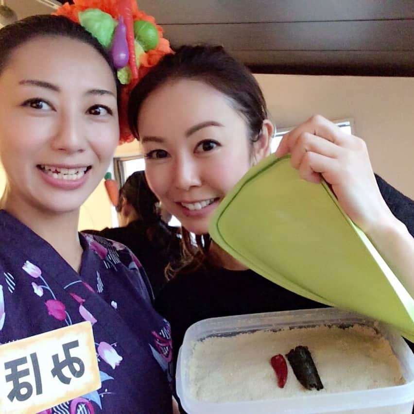 宮崎宣子さんのインスタグラム写真 - (宮崎宣子Instagram)「ぬか漬けを漬ける女😆 ぬか漬け芸人みほのワークショップに初めて参加してきました✨ これから毎日糠を混ぜる予定です😅 ぬか漬け誰に食べさせよう…  #ぬか漬け #ぬか漬け芸人みほ #ワークショップ #ぬか漬け女子 #はじめました #みほとは12年の付き合い  #毎日混ぜる #忘れないかな #毎日ぬか漬け食べる #一人暮らしの辛さ #多分食べきれない #誰かたべませんか #ぬか漬け効果 #免疫力アップ #美肌 #髪爪に良い #便秘解消 #ビタミン #ミネラル #鉄分 #モテる女 #になるらしい #確かに #ぬか漬けを漬ける女 #尽くすいい女風 #腐らせたらごめんね #宮﨑宣子 @lulu_shirotokuro @nukazukemiho0320」10月29日 0時17分 - miyazaki_nobuko