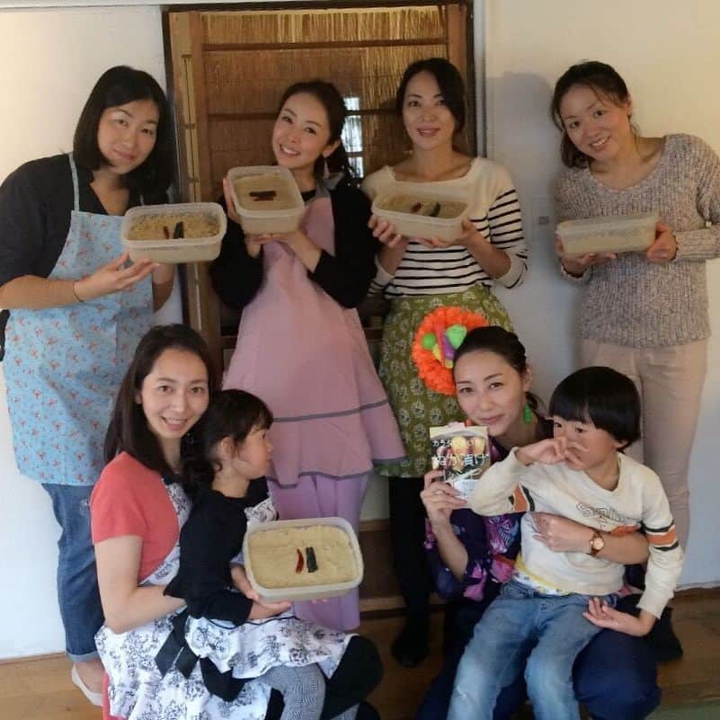 宮崎宣子さんのインスタグラム写真 - (宮崎宣子Instagram)「ぬか漬けを漬ける女😆 ぬか漬け芸人みほのワークショップに初めて参加してきました✨ これから毎日糠を混ぜる予定です😅 ぬか漬け誰に食べさせよう…  #ぬか漬け #ぬか漬け芸人みほ #ワークショップ #ぬか漬け女子 #はじめました #みほとは12年の付き合い  #毎日混ぜる #忘れないかな #毎日ぬか漬け食べる #一人暮らしの辛さ #多分食べきれない #誰かたべませんか #ぬか漬け効果 #免疫力アップ #美肌 #髪爪に良い #便秘解消 #ビタミン #ミネラル #鉄分 #モテる女 #になるらしい #確かに #ぬか漬けを漬ける女 #尽くすいい女風 #腐らせたらごめんね #宮﨑宣子 @lulu_shirotokuro @nukazukemiho0320」10月29日 0時17分 - miyazaki_nobuko