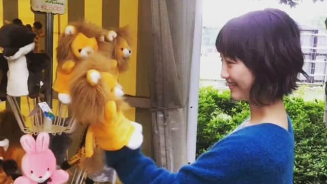 テレビ朝日「オトナ高校」のインスタグラム：「. ぬいぐるみと会話してるー😭💓 . #オトナ高校 #やらみそ #テレビ朝日 #土曜ナイトドラマ #松井玲奈 #遥香ちゃん #オフショット #ぎゃんかわ #全国民が願う #幼なじみ だね #ねぇねぇ見てる？ #英人さん見てる？ #こんな可愛い幼なじみだよ？ #キメるしかないでしょ？ #今夜キスするでしょ？ #できなかったんじゃないやらなかっただけだ #と言ってましたもんね #期待してます😎」