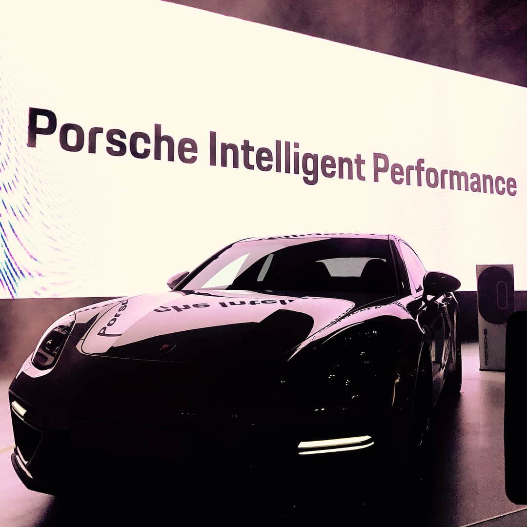 Porsche Japanさんのインスタグラム写真 - (Porsche JapanInstagram)「2017 東京モーターショー ポルシェブース。テーマは"Porsche Intelligent Performance"。#ポルシェtms #ステージ #パナメーラ #tms #東京モーターショー2017 #レーザーマッピング #ポルシェ #porsche」10月28日 17時43分 - porsche_japan