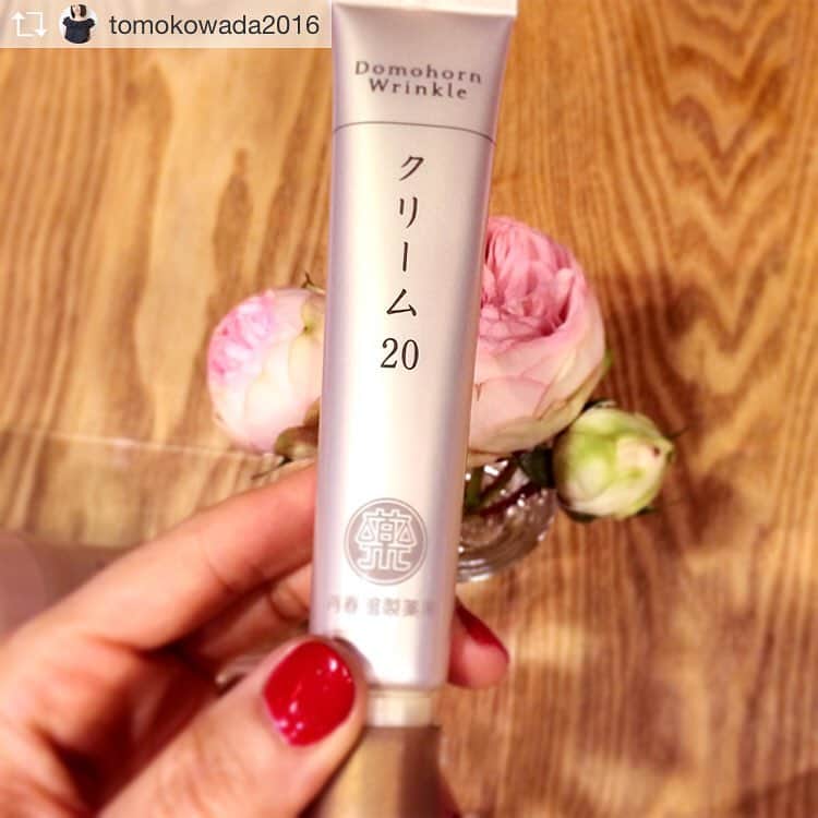 【公式】ドモホルンリンクルのインスタグラム：「Repost from @tomokowada2016 @TopRankRepost #TopRankRepost 3月15日、ドモホルンリンクルの、18代目 クリーム20 ミニセミナー懇親会へ。 会場は表参道のたまな食堂。 . 1974年 初代クリームより愛され続けてきたこのアイテム。今回はHSP47に着目、不知火菊とチューリップエキスの黄金比配合により、さらなるハリ、弾力のある肌へと導くというもの。 . ドモホルンリンクルのクリームは私も大好きですが、今回久々に使ってみてやはりいいなと実感。少量でよくのび、肌へのなじみもばつぐん。なにより、肌にややさしい使用感が大人にうれしいです。 . ちなみに写真2枚目は、全製品ラインナップ。ボトルにもこだわりがつまっており、開けやすさ閉めやすさはもちろん、間違えないようキャップの色もすべて違うなど、使うと分かる「なるほど」がいっぱい。私のお年頃的には、文字が大きい、というのもありがたい笑。 ☆ #ドモホルンリンクル #再春館製薬 #チューリップ #不知火菊 #クリーム #skincare #skincareaddict #MoistureCream #発表会です2017」