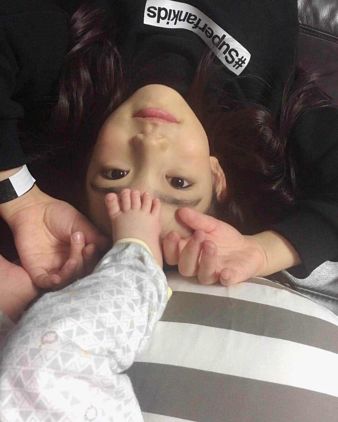 ウンチェさんのインスタグラム写真 - (ウンチェInstagram)「. #누나#이마 에 떡-하니 , #발 올려 놓는 #뜽유👶🏻 글두 좋-다는 #은채👧🏻 - - - #엄마미소#나오게하는#사진 #이은채#남매#남매스타그램 #육아스타그램#딸스타그램 #아들스타그램#일상#daily」10月28日 21時47分 - __leehye