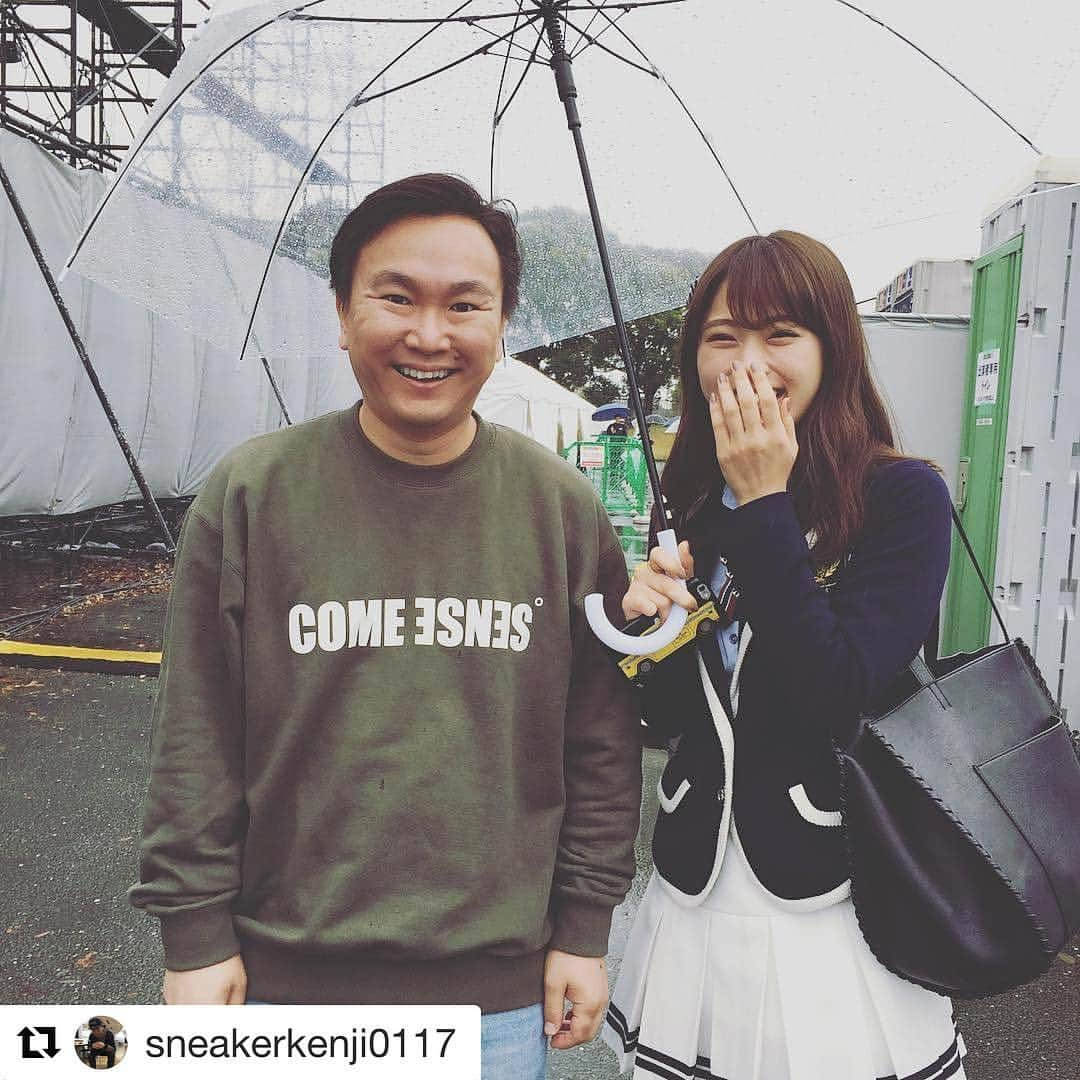 渋谷凪咲さんのインスタグラム写真 - (渋谷凪咲Instagram)「たまたまだったんですよ〜☺️💦（笑）（笑） . #Repost @sneakerkenji0117 ・・・・ なぎさと相合い傘や  雨降ってたら入れてくれたわ  優しいなーなぎさ(￣▽￣) キングオブコント優勝した時も猫のハンカチをプレゼントしてくれた🎁本当に優しい  そのハンカチ、英語の筆記体でなんか書いてあって、HappyとかCongratulationって書いてあるのかなと思ったら、GOOD BYEって書いてあった。なんで別れを告げられたんや、、、(￣▽￣) #nike  #airjordan  #adidas  #yeezy  #asics  #newbalance  #reebok  #puma  #sneakers  #sneaker  #かまいたち山内  #supreme #UNDEFEATED #redspider  #SAPEur #comesense #センス狩り #newera  #nmb48  #渋谷凪咲」10月28日 21時41分 - nagisa_nikoniko