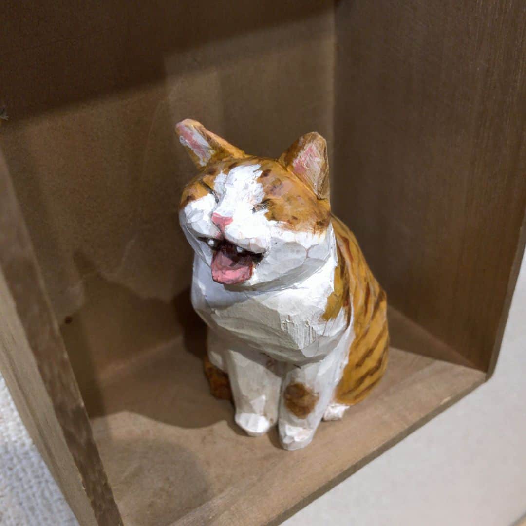 Musashiさんのインスタグラム写真 - (MusashiInstagram)「バンナイリョウジさん( @yamaneko5656 )の個展「小さな木彫りの猫 3」に行ってきました。かわいい木彫りの猫だらけの幸せ空間です。癒されたー🐈 #mck #cat #キジトラ」10月28日 22時02分 - _daisy