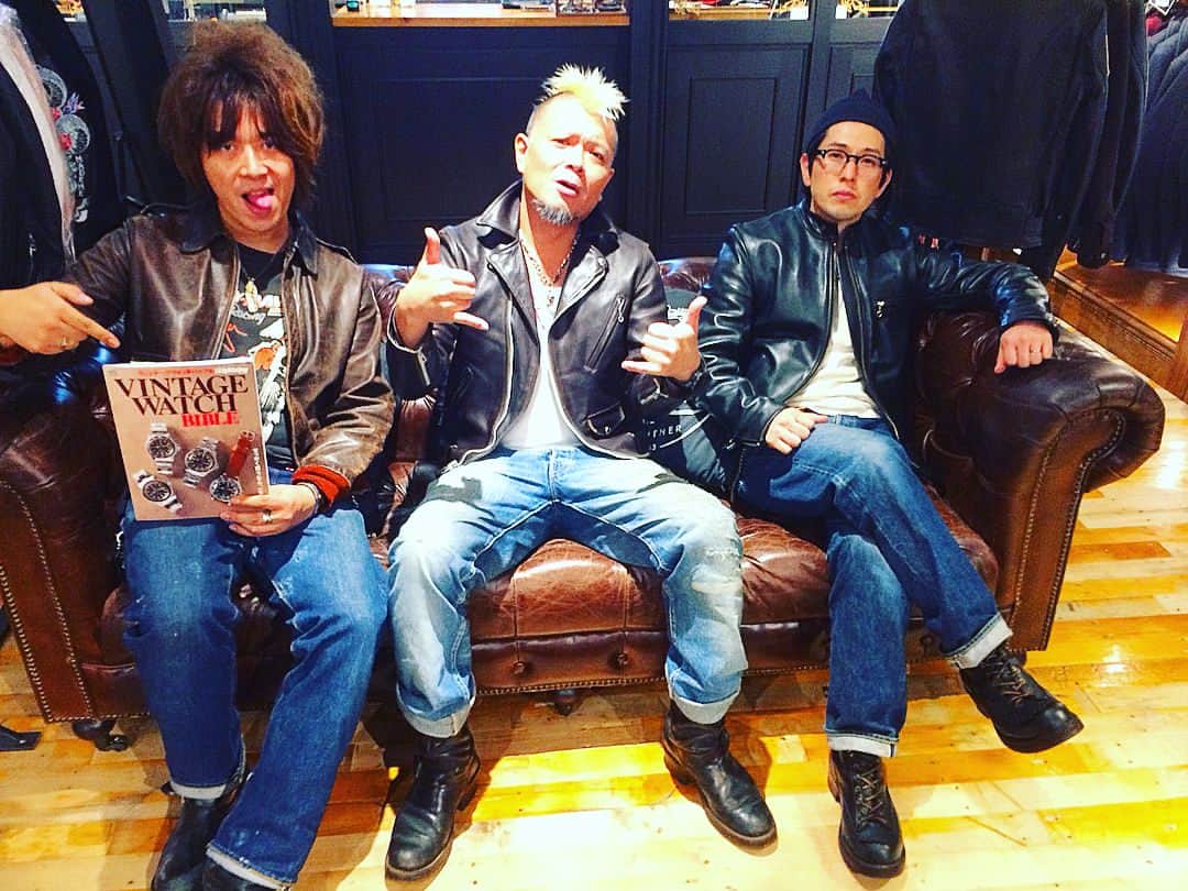大川知英のインスタグラム：「Lightning presents『革ジャンNight』🚬 ドレスコードは革ジャンを着てくること🇺🇸 先月オープンしたばかりのSchottの旗艦店 「SCHOTT GRAND STORE TOKYO」 に行って来ました🗽店内ライダースだらけで最高でした❗️ BOY'S長の亘サンクス🚴俺専用のドッグタグ作ってもらった🤼‍♀️ #ライトニング #ショット #革ジャン #ビンテージ #A2 #レッドウィング #亘ちんざぶろう #２人ともショットではない #小川さんに御光がさしてる #アメカジボーイズ #TakatsuBase」