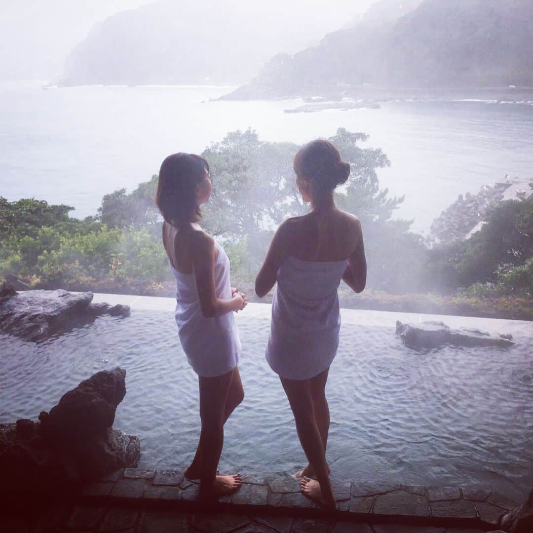 井上英里香さんのインスタグラム写真 - (井上英里香Instagram)「大露天風呂♡  ようやく太陽が顔出してくれた☀️今回も仲良しななちゃんと☺︎☺︎ ・ 温泉って良いなと思える年齢になりました(笑) ・ ・ 見渡すかぎり海と空が広がる大パノラマの露天風呂 #♨️ ふやけるまで入っていたーい！！ ・ アメニティや化粧品はもちろんDHC✨お肌に優しいスキンケアやヘアケア用品が充実しているのも嬉しいポイント♪ ・ ・  #静岡 #伊豆高原 #dhc #赤沢温泉 #赤沢温泉郷 #日帰り温泉 #背中で語る #後ろ姿多め」10月28日 22時37分 - ribbonhome.erika