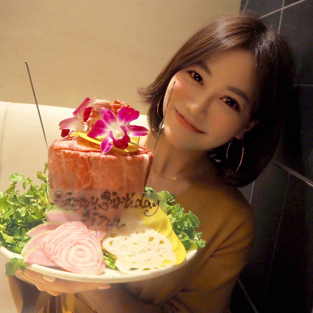のインスタグラム：「おはよん😋🌸 . みてみて😍 じゃーん！お肉ケーキ🎂 . ずっと気になってたkintanの しゃぶしゃぶのお店に友達といったら サプライズでどーん😍♥️ . まさかで驚きでした😂💕 . お肉大好きな私には嬉しすぎるケーキ😍 すっごく嬉しかった😭💓 もちろん味もスーパー美味しかったよ🙈 . オリーブオイルにトリュフ塩とかごまとかポン酢とかタレもたくさんあって贅沢☺️ . こんなケーキあることにびっくりでしたが これなら甘いもの苦手な人にも 喜んでもらえるね😍✨✨ . . 今日は台風接近中ですが、天気に負けず みんな幸せな週末になりますように♥️ . #food #instafood #金舌 #kintan #しゃぶしゃぶ #焼肉 #肉 #ケーキ #肉ケーキ #cake #birthday #birthdaycake #誕生日 #誕生日ケーキ #birthdaygirl #サプライズ #meat #beef #healthy #healthyfood #お肉 #グルメ #グルメ女子 #hbd #happybirthday #恵比寿 #新店 #レストラン #女子会」