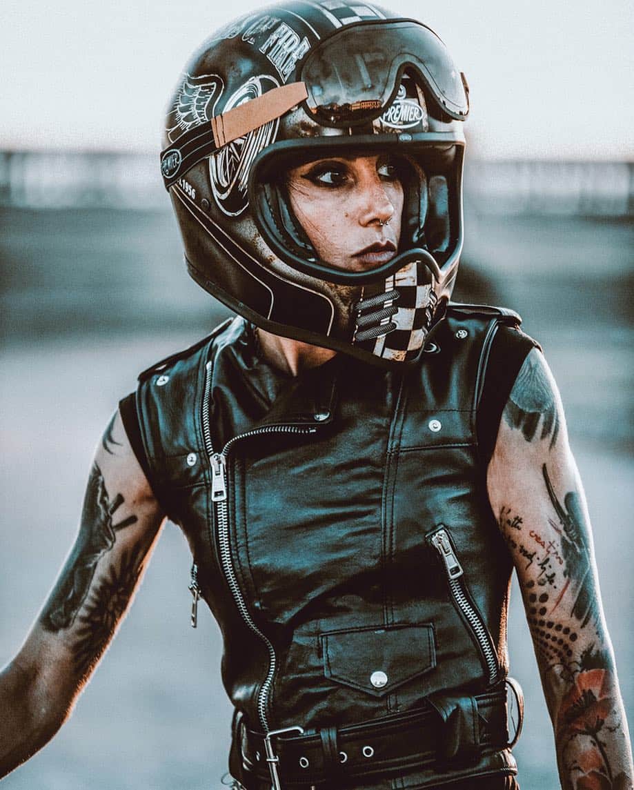 epidemic_motorsさんのインスタグラム写真 - (epidemic_motorsInstagram)「Photo by @de_ranieri_simone @premier_helmets  Bk @frenchissima  _____ #helmets #biker #caferacer #sunset #vintage #tatoo #italy #tuscany #moto #motorcycle #lady #ladybiker」10月29日 0時52分 - epidemic_motors