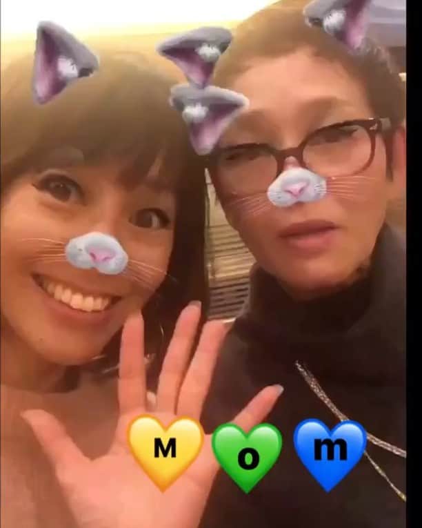 TOMOのインスタグラム：「▽ me ＆ my mom❤️💛💚 . . #meandmymom #japan #母と私 #親子写真」