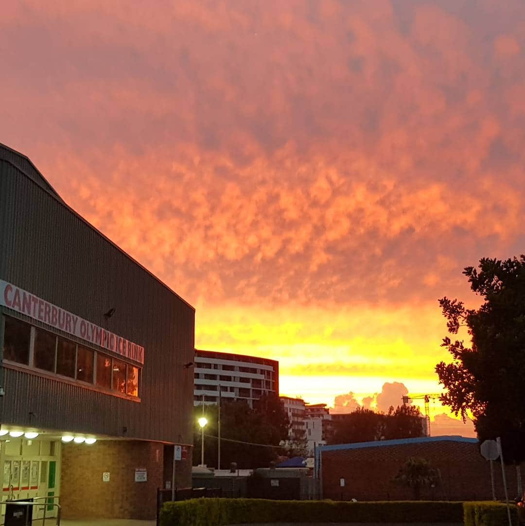 ダニエル・オブライエンのインスタグラム：「📅Monday 🕠5.30am • • • • • • • #monday #sunrise #sydney #iceskating #icerink #sport #active #early #morning #notmad #notevenmad #orange #red #pink #sky #clouds」