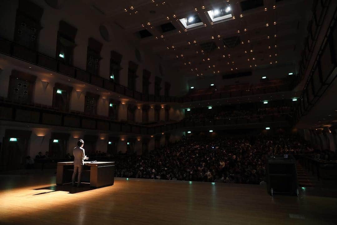 上山 哲平のインスタグラム：「. 「夢は叶う」「人生は変わる」ということを伝えさせて頂きました。 . 大切な人を守る為にあなたは今何をしていますか？ . #夢 #叶う #スピーチ #情熱 #使命 #努力 #覚悟 #孫正義 #playearth #teampangea #eagle #gifel」