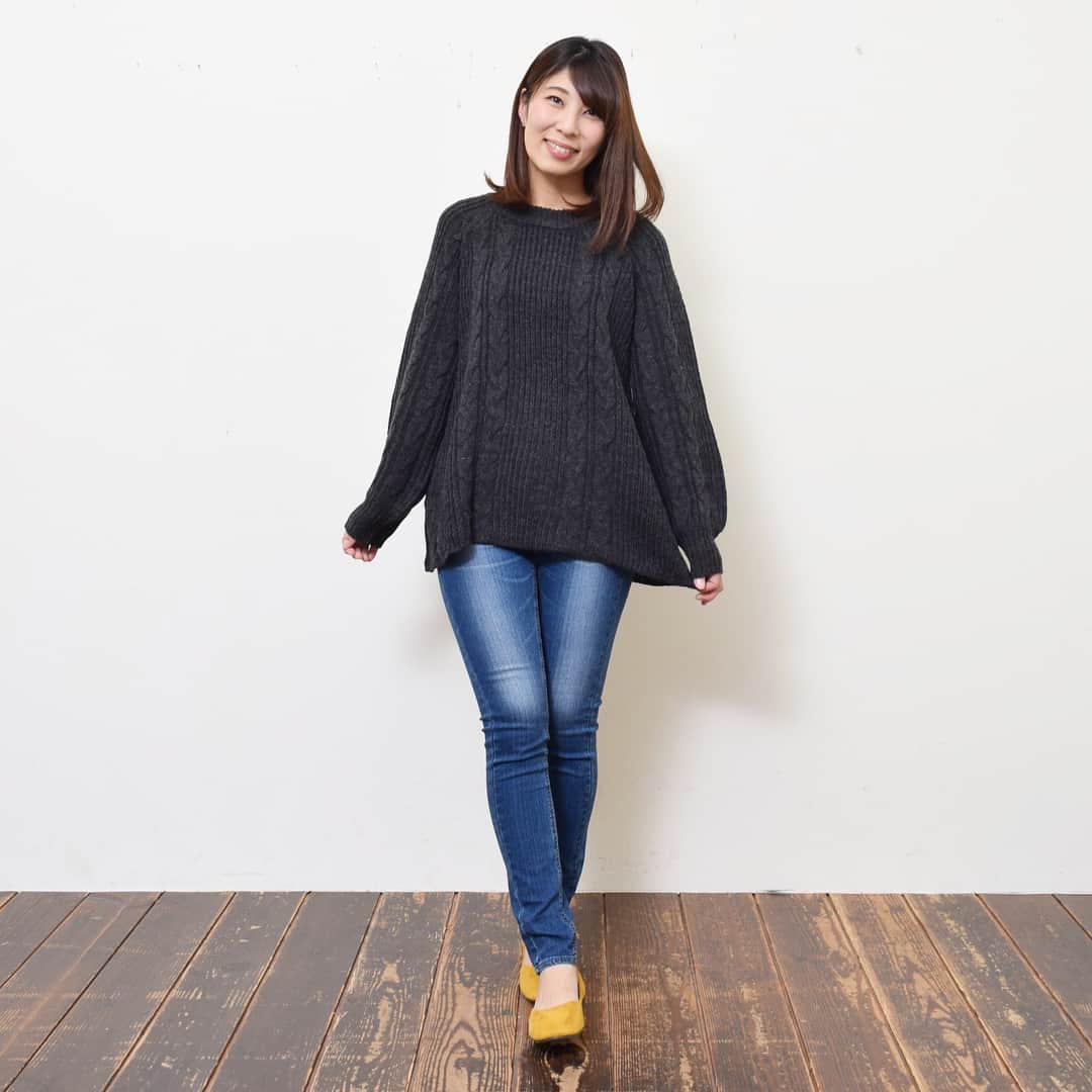 +natural(プラスナチュラル)さんのインスタグラム写真 - (+natural(プラスナチュラル)Instagram)「#シンプル な黒の#ニット はお尻まで隠してくれるので#体型カバー にもなっちゃいます✨  #マスタード 色のパンプスを差し色に紅葉狩りでいかがでしょう？🍁 ─────────────────── .+natural(プラスナチュラル)は、 優しい印象に包まれる、  ナチュラルテイストなファッションと 暮らしの情報を ご紹介するWEBメディアです ─────────────────── . .  #ハートマーケット #大人ナチュラル #ナチュラル服 #プラスナチュラル #お洒落さんと繋がりたい #秋コーデ #ママコーデ #カジュアルコーデ #大人カジュアル #ママファッション#naturallook #ナチュラルファッション #大人コーデ #ナチュラルコーデ #シンプルコーデ #撮影 #着回しコーデ #데일리록 #코디 #일본 #シンプルコーデ #冬コーデ #冷え性対策」11月27日 8時46分 - plusnatural_np