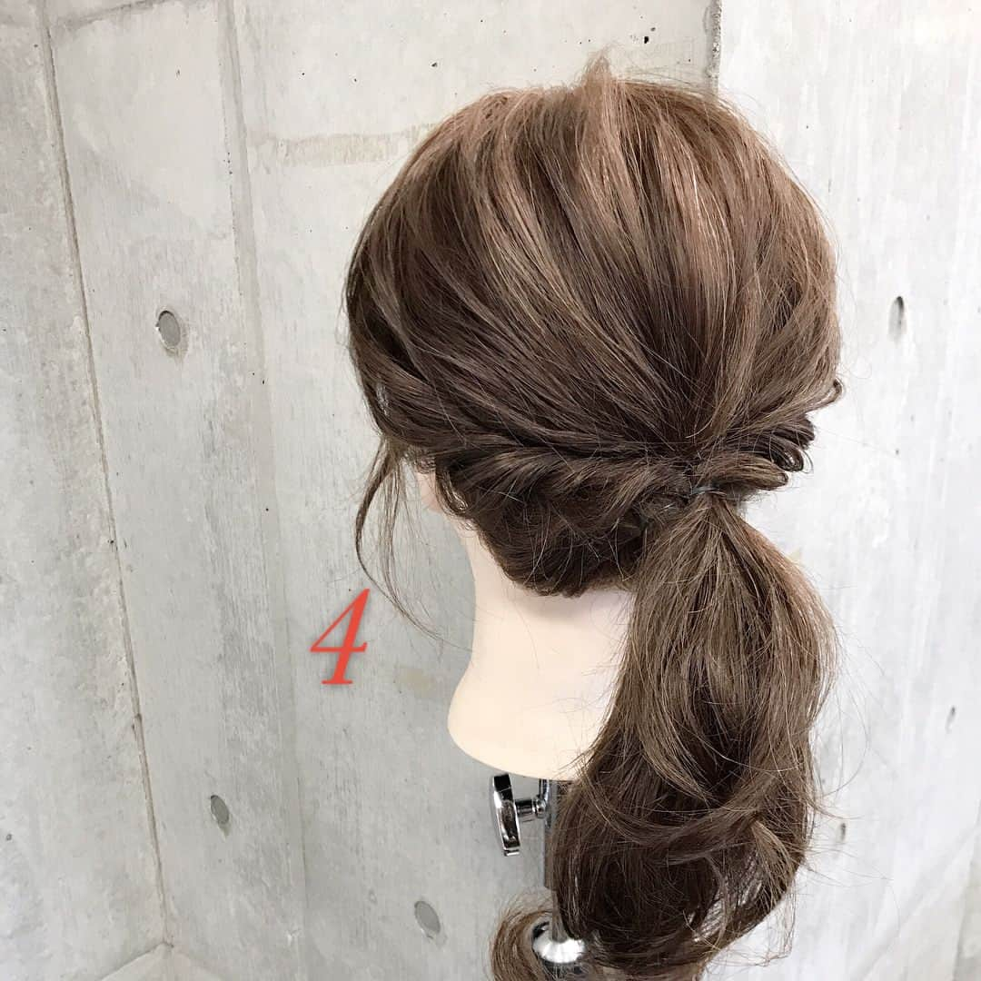 東海林翔太さんのインスタグラム写真 - (東海林翔太Instagram)「簡単で可愛い🎵自分でできるヘアアレンジ✨ ・ ＊こなれ質感が可愛いシニヨン風セミロングアレンジ🎀 ・ ■画像をスライドしてそれぞれの工程を見やすくしました☆ ゴム3本ピン2本 1.両サイドとバックの3つに分けます。 2.バックの毛束を少し高めの位置でポニーテール風に１つに結びます。 3.サイトの後ろにねじりながら適度にほぐす。 4.両サイドをバックの結び目付近で１つに結び、一度くるりんぱします。 5.残りの毛束を三つ編みして毛先はゴムで結びます。 Fin.外巻きにくるくるしながら、襟足付近でピンで2箇所とめて、おくれ毛を巻いて、全体をほぐしたら完成🎀 ・ ＊アレンジリクエストお待ちしてます＊ ・ 吉祥寺 LinobyU-REALM リノバイユーレルム 📞0422272131 東海林翔太 ★ご予約はDMからも気軽にお待ちしてます★  #Shotarange#linobyurealm#リノバイユーレルム#吉祥寺#吉祥寺美容室#吉祥寺ヘアサロン#美容師#hairsalon#hair#hairstyle#ヘアスタイル#ヘアカタ#ヘアカタログ#サロモ#サロンモデル#ヘアセット#ヘアアレンジ#アレンジ#アレンジ解説#セルフアレンジ#くるりんぱ#mery#ロカリ#ロカリヘアアレンジ#Locari#簡単ヘアアレンジ#hairarrange#JHP#セミロング」11月27日 10時31分 - shotarange