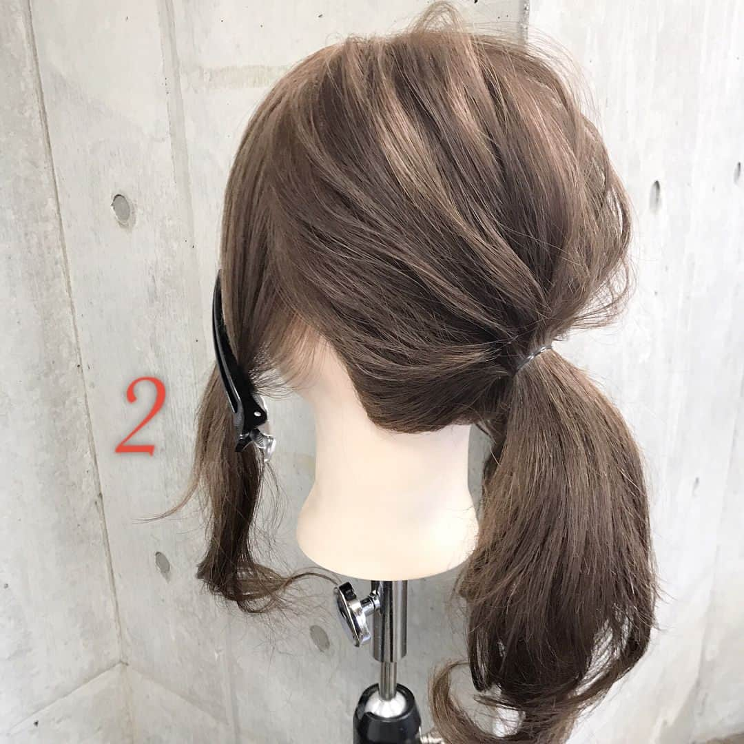 東海林翔太さんのインスタグラム写真 - (東海林翔太Instagram)「簡単で可愛い🎵自分でできるヘアアレンジ✨ ・ ＊こなれ質感が可愛いシニヨン風セミロングアレンジ🎀 ・ ■画像をスライドしてそれぞれの工程を見やすくしました☆ ゴム3本ピン2本 1.両サイドとバックの3つに分けます。 2.バックの毛束を少し高めの位置でポニーテール風に１つに結びます。 3.サイトの後ろにねじりながら適度にほぐす。 4.両サイドをバックの結び目付近で１つに結び、一度くるりんぱします。 5.残りの毛束を三つ編みして毛先はゴムで結びます。 Fin.外巻きにくるくるしながら、襟足付近でピンで2箇所とめて、おくれ毛を巻いて、全体をほぐしたら完成🎀 ・ ＊アレンジリクエストお待ちしてます＊ ・ 吉祥寺 LinobyU-REALM リノバイユーレルム 📞0422272131 東海林翔太 ★ご予約はDMからも気軽にお待ちしてます★  #Shotarange#linobyurealm#リノバイユーレルム#吉祥寺#吉祥寺美容室#吉祥寺ヘアサロン#美容師#hairsalon#hair#hairstyle#ヘアスタイル#ヘアカタ#ヘアカタログ#サロモ#サロンモデル#ヘアセット#ヘアアレンジ#アレンジ#アレンジ解説#セルフアレンジ#くるりんぱ#mery#ロカリ#ロカリヘアアレンジ#Locari#簡単ヘアアレンジ#hairarrange#JHP#セミロング」11月27日 10時31分 - shotarange