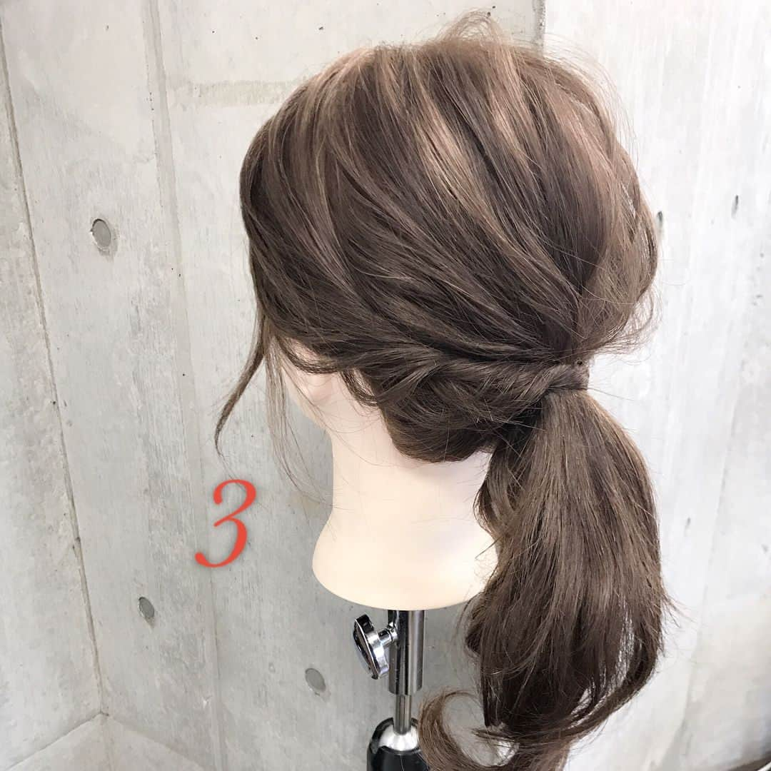 東海林翔太さんのインスタグラム写真 - (東海林翔太Instagram)「簡単で可愛い🎵自分でできるヘアアレンジ✨ ・ ＊こなれ質感が可愛いシニヨン風セミロングアレンジ🎀 ・ ■画像をスライドしてそれぞれの工程を見やすくしました☆ ゴム3本ピン2本 1.両サイドとバックの3つに分けます。 2.バックの毛束を少し高めの位置でポニーテール風に１つに結びます。 3.サイトの後ろにねじりながら適度にほぐす。 4.両サイドをバックの結び目付近で１つに結び、一度くるりんぱします。 5.残りの毛束を三つ編みして毛先はゴムで結びます。 Fin.外巻きにくるくるしながら、襟足付近でピンで2箇所とめて、おくれ毛を巻いて、全体をほぐしたら完成🎀 ・ ＊アレンジリクエストお待ちしてます＊ ・ 吉祥寺 LinobyU-REALM リノバイユーレルム 📞0422272131 東海林翔太 ★ご予約はDMからも気軽にお待ちしてます★  #Shotarange#linobyurealm#リノバイユーレルム#吉祥寺#吉祥寺美容室#吉祥寺ヘアサロン#美容師#hairsalon#hair#hairstyle#ヘアスタイル#ヘアカタ#ヘアカタログ#サロモ#サロンモデル#ヘアセット#ヘアアレンジ#アレンジ#アレンジ解説#セルフアレンジ#くるりんぱ#mery#ロカリ#ロカリヘアアレンジ#Locari#簡単ヘアアレンジ#hairarrange#JHP#セミロング」11月27日 10時31分 - shotarange