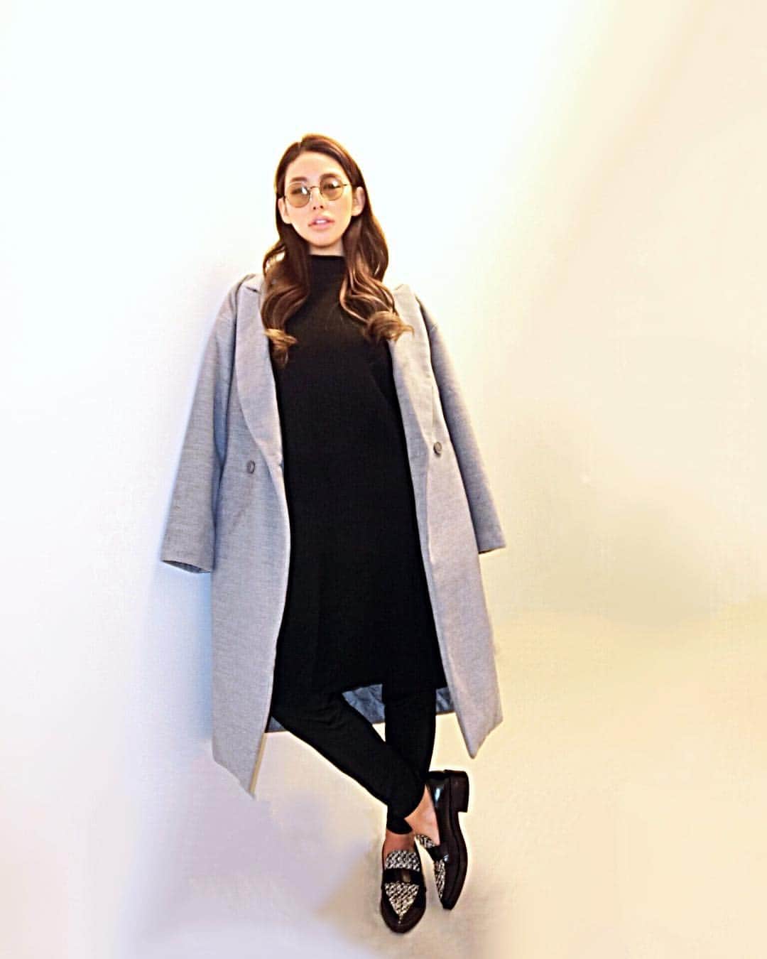 出浦寛子（HIROKO）のインスタグラム：「. . #look #style #fashion  #instafashion  #clothes  #coordinate  #outfit  #monotone #overcoat  #longcoat #出浦寛子 #detsuko #deurahiroko #cjhiroko #cjd_hiroko . . .」