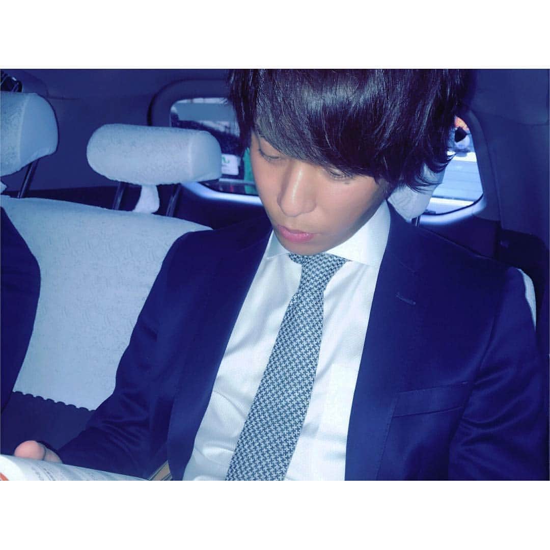 松村淳平のインスタグラム：「移動中も読書📖」