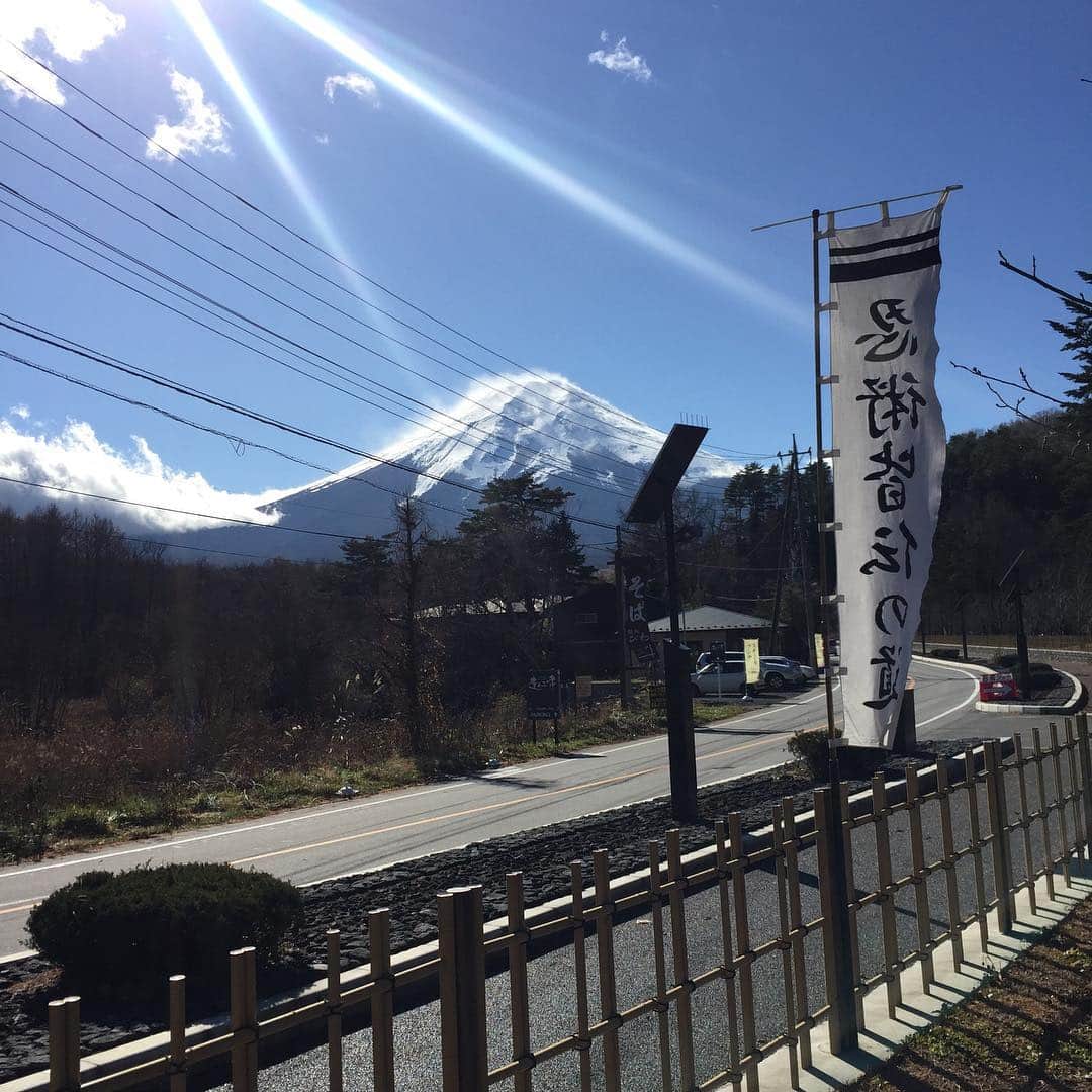 佐伯紅緒さんのインスタグラム写真 - (佐伯紅緒Instagram)「着きました！ 晴れて嬉しいです。  #富士山 #忍野村」11月23日 13時09分 - beniosaeki
