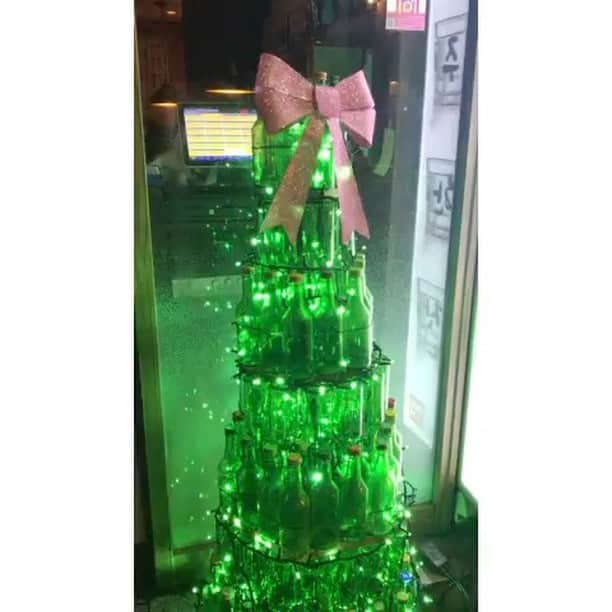 サムギョプサル和田のインスタグラム：「焼酎の空き瓶で出来たクリスマスツリー最高だね！家に飾りたい🎄 #焼酎 #チャミスル #korea #韓国 #소주 #소주한잔 #韓国料理 #新大久保 #Koreanhiphop」