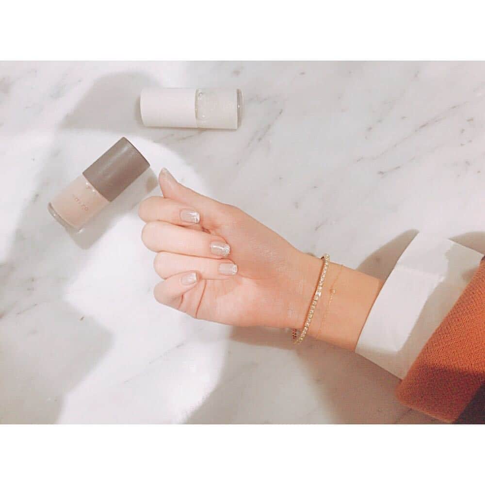 紗栄子さんのインスタグラム写真 - (紗栄子Instagram)「shiroのアイボリーの上に、同じくshiroのモヘアの白を先端にだけ塗ったバージョン☃️❄️ かっっわいい♡♡❄︎❄︎♡♡ こういう時間、小さい頃から本当に好き🌹 #shiro #shirouk #london #セルフネイル」11月23日 16時55分 - saekoofficial