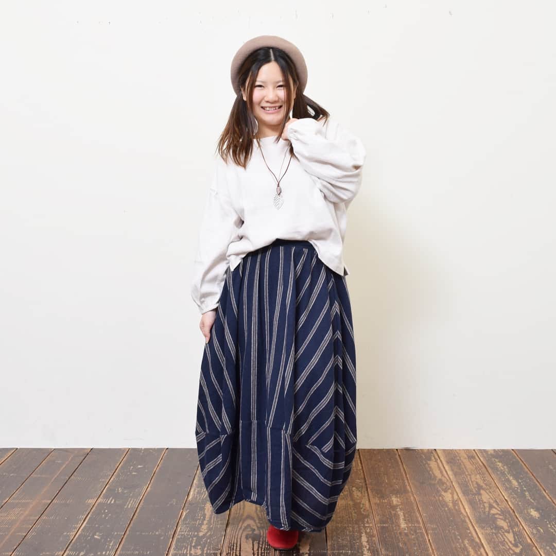 +natural(プラスナチュラル)のインスタグラム：「今大流行の#コクーンスカート は大柄のストライブで大人っぽく、、、 差し色に赤の#パンプス と#ベレー帽 と合わせて大人っぽいゆるふわコーデです✨ ─────────────────── .+natural(プラスナチュラル)は、 優しい印象に包まれる、  ナチュラルテイストなファッションと 暮らしの情報を ご紹介するWEBメディアです ─────────────────── . .  #ハートマーケット #大人ナチュラル #ナチュラル服 #プラスナチュラル #お洒落さんと繋がりたい #秋コーデ #ママコーデ #カジュアルコーデ #大人カジュアル #ママファッション#naturallook #ナチュラルファッション #大人コーデ #ナチュラルコーデ #シンプルコーデ #撮影 #着回しコーデ #데일리록 #코디 #일본 #シンプルコーデ #冬コーデ #冷え性対策」