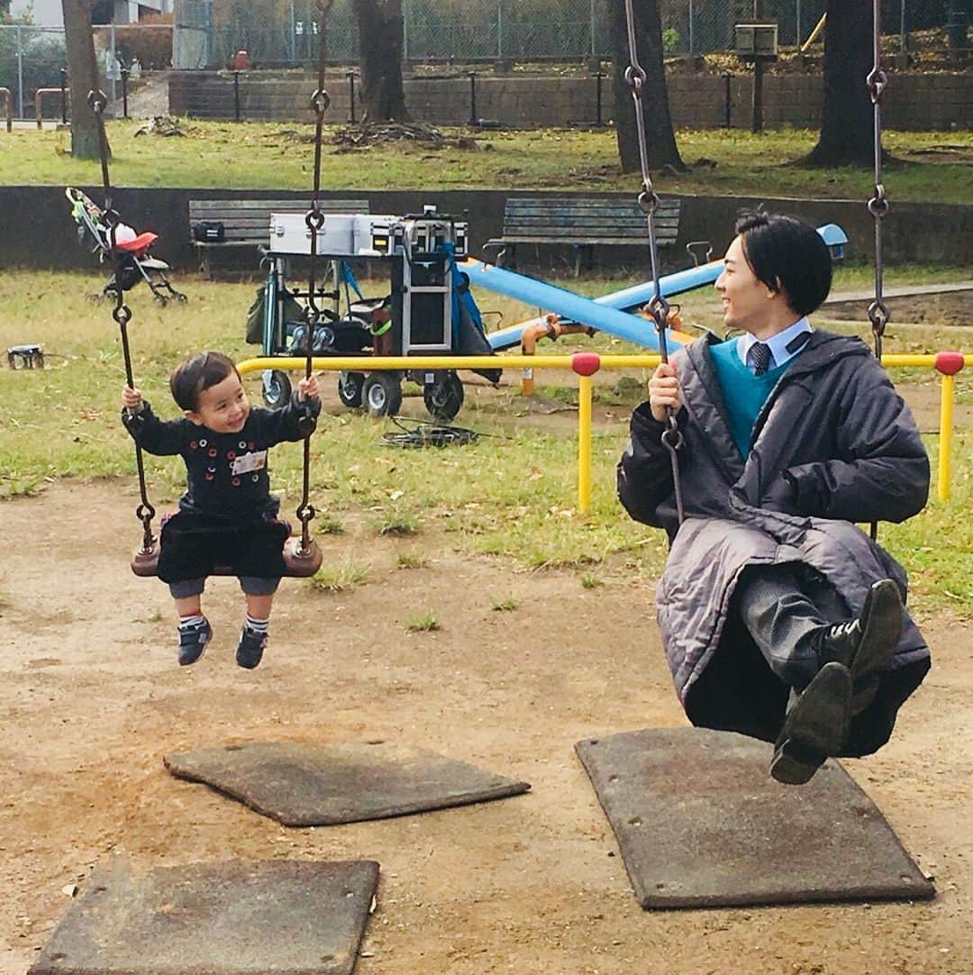 テレビ朝日「オトナ高校」のインスタグラム：「. 翔馬パパとブランコ👶💚 . #オトナ高校 第6話 #テレビ朝日 #竜星涼 #ペガサス #🦄 #こちらも #ブランコショット４連発 #withペガサスチルドレン #ひと時も目を離さない系パパ #一緒になって遊んでくれる系パパ #もうちょっと大きくなったらきっとキャッチボールしてくれる系パパ」
