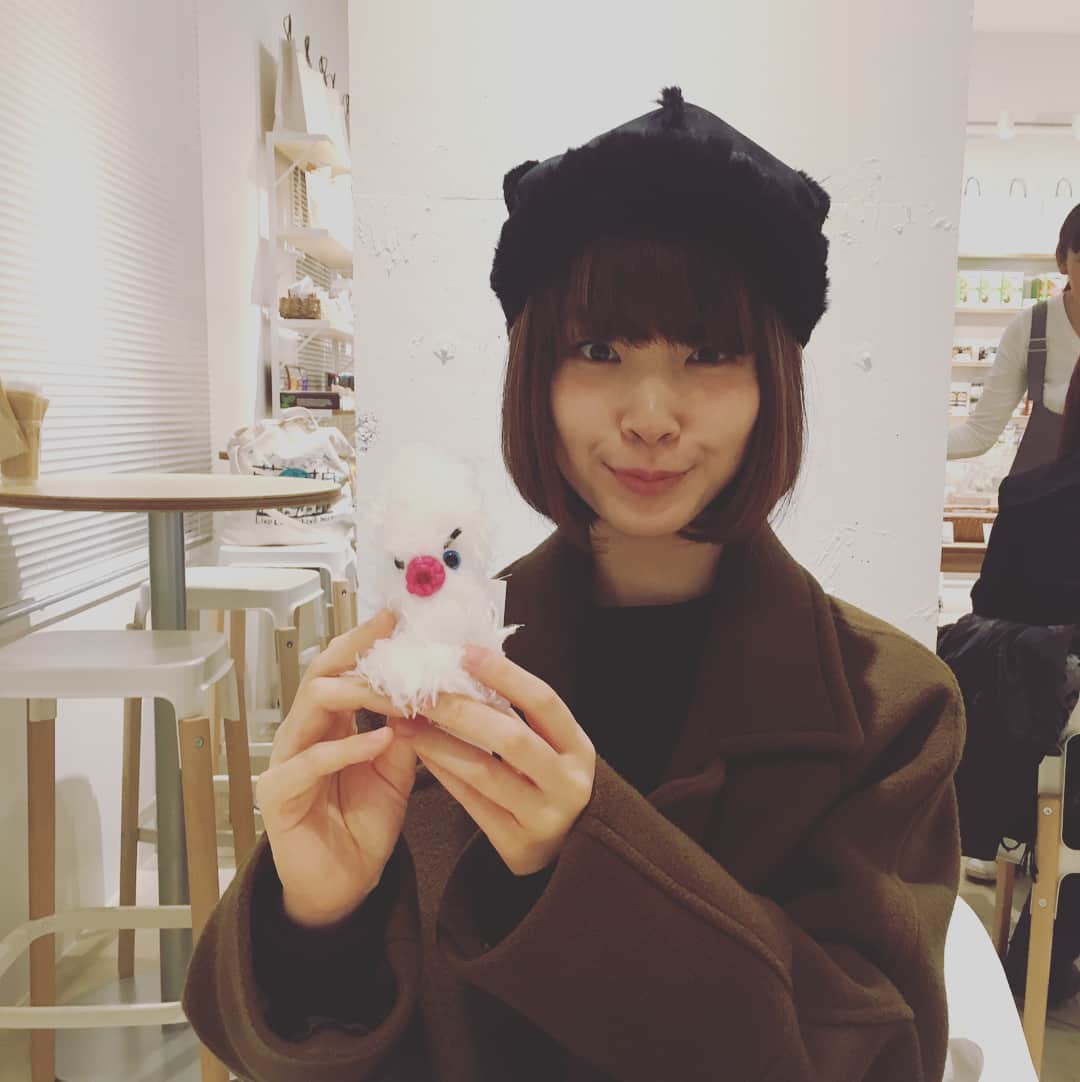 のインスタグラム：「そして今日は ゆかりさんのお友達 ばばっちさんの アミグルミの個展へ。 もう他人事とは 思えない世界観で ずきゅんでした、、 この人たちみんな とても他人とは 思えない😿 悩みに悩んで オバＱ調なひとを げっと。 ババッチドットコムで すてきな彼女の世界 垣間見れます🕊 #ババッチ」