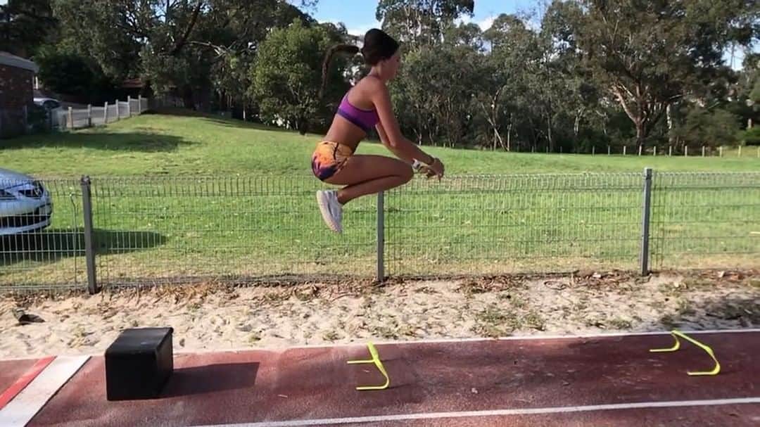 Maddie COATESのインスタグラム：「Dead legs tonight but no rest for the wicked, straight into plyos! @adidasau #tiger」