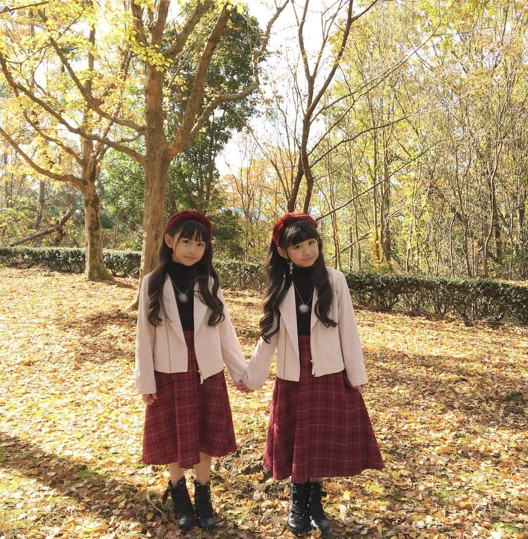 ゆめ & じゅなさんのインスタグラム写真 - (ゆめ & じゅなInstagram)「全身バージョン♡  インフルエンザの予防接種打った翌日高熱を出したじゅなぴー｡ﾟ(ﾟ´Д｀ﾟ)ﾟ｡ インフルエンザの予防接種打った後は絶対熱出す… 予防接種やめとけばよかったかな… 腕がパンパンに腫れて痛がってます(*꒦ິㅂ꒦ີ) #姉妹 #姉妹コーデ #姉妹お揃い  #2歳差姉妹 #sister #双子コーデ  #リトルワールド #紅葉  #全身 #ブランシェス #ikka #zara #gu  #インフルエンザ #予防接種  #予防接種副反応 #腕 #腫れる」11月23日 18時46分 - yumejuna