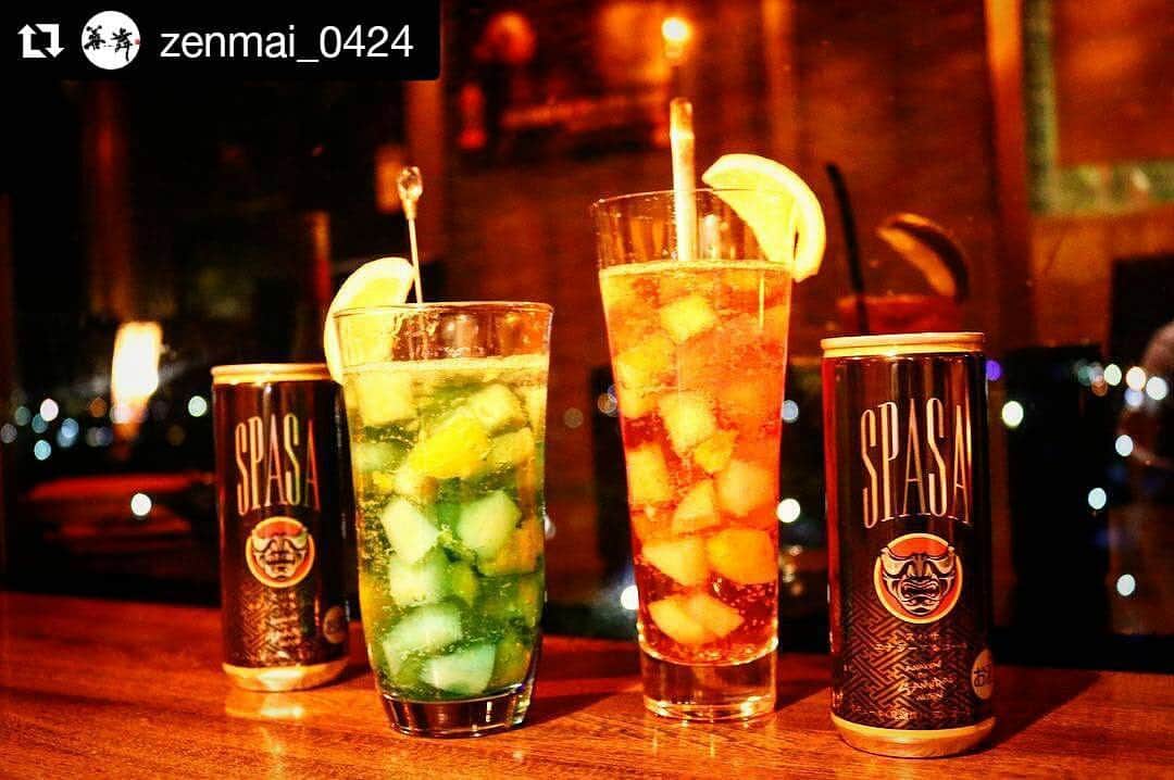 エナジーアルコール【Spasaスパサ】のインスタグラム：「スパサのゼリードリンク(///ω///)♪ ・・・ ついに完成🤓✌️ 今回イベントのブースで善舞で提供してます #spasa  @spasa_snap  エナジーアルコール飲料 これを使ってゼリードリンクが完成しました😊 りんご・もも・みかん・ナタデココ・パインのフルーツをふんだんに入れてゼリーにしてグラスに入れたらスパサを注いでクラッシュアイスを少々入れて混ぜて完成です☝️ ブルーリキュール入りの #bluespasa グレナデンシロップ入りの #redspasa の2種類です💋 これを#9 のクラブイベント#startitだばい‼️ でご提供👯 お店でも提供致します❣️ お楽しみに🙌 #善舞  #安積町 #夜景スポット  #居酒屋🏮  #startitmagazine  #startitだばい‼️ #clubevent  #spasaブース #エナジーアルコール  #みなぎる力  #郡山  #自家製ゼリー  #デザートでもイケます」