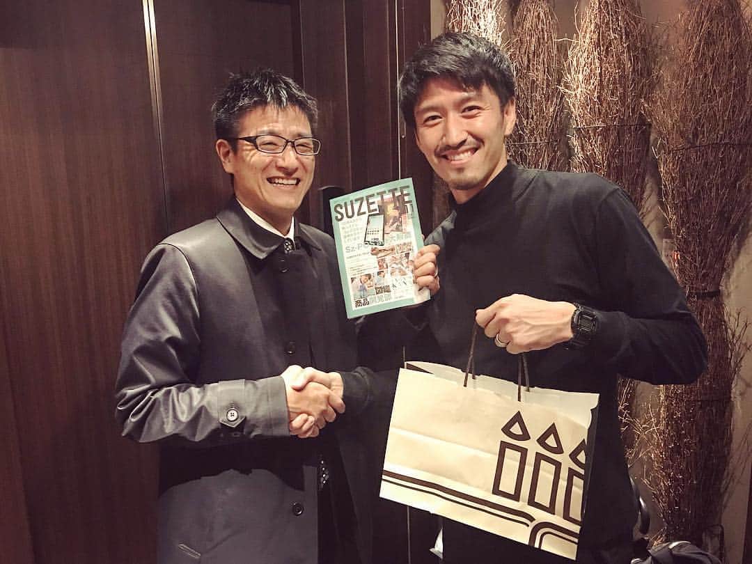 渡部博文のインスタグラム：「昨日はアンリシャルパンティエの蟻田社長との食事会。 ナッベトルテではお世話になりました！ また楽しい企画ができたらいいな😎✨ . #アンリシャルパンティエ #シュゼット #フィナンシェ美味しいよ #ヴィッセル神戸」