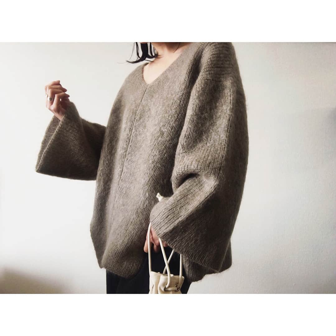 北澤 宏美さんのインスタグラム写真 - (北澤 宏美Instagram)「・ abilityお取り扱い主力ブランド 「JANE SMITH」 ✳︎MOHAIR V NECK KNIT ✳︎REMAKE DENIM LOOSE FIT ✳︎BUTLER VERNER SAILS（バッグ） ・ こちらもモヘア（ベージュ） ちょうど良いVの開きが女性らしい柔らかさと優しさを引き出してくれそうな素敵すぎる一枚◎ ・ @ability_press ←こちらのトップページリンク先よりご確認ご購入いただけます。 ・ お問い合わせ：info@ability-intl.co.jp ・ （shop info） ショップ：ability 住所：東京都世田谷区池尻2-35-9-101 営業時間：12：00▷19：00 定休日：土・日／不定休 ・ #ability #janesmith #アビリティ #ジェーンスミス」11月23日 20時17分 - romihy58