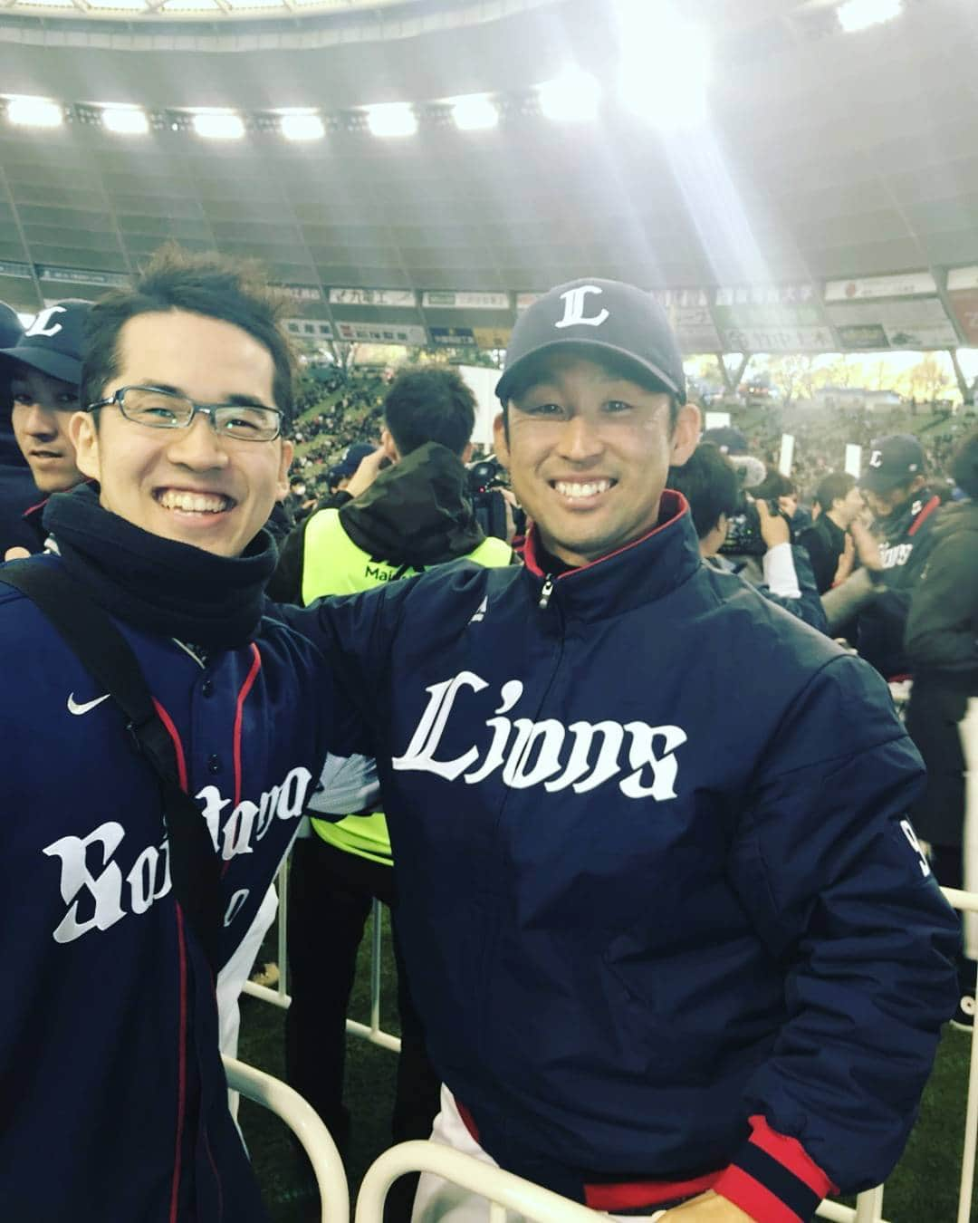 大崎雄太朗さんのインスタグラム写真 - (大崎雄太朗Instagram)「ファン感謝dayハイタッチでの一枚。大学の時から可愛がっているヨウスケ君。  もう一枚は引退セレモニーでの一枚。 初めて両親、兄弟、家族全員を呼びました。 幻冬舎社長の見城徹さんが仰っていた「厳しい方へ厳しい方へ身をよじれ」という言葉が忘れられません。 この時期に小野剛さんから狭山西武ボーイズのコーチングを何件も依頼していただいた事は忘れません。ホントに有難かったです。 生きる道を探す。まず私ができた社会への一歩目。 #大﨑雄太朗 #引退セレモニー #ファン感謝デー #小野剛 #狭山西武ボーイズ #株式会社GSL」11月23日 20時17分 - chaki.9