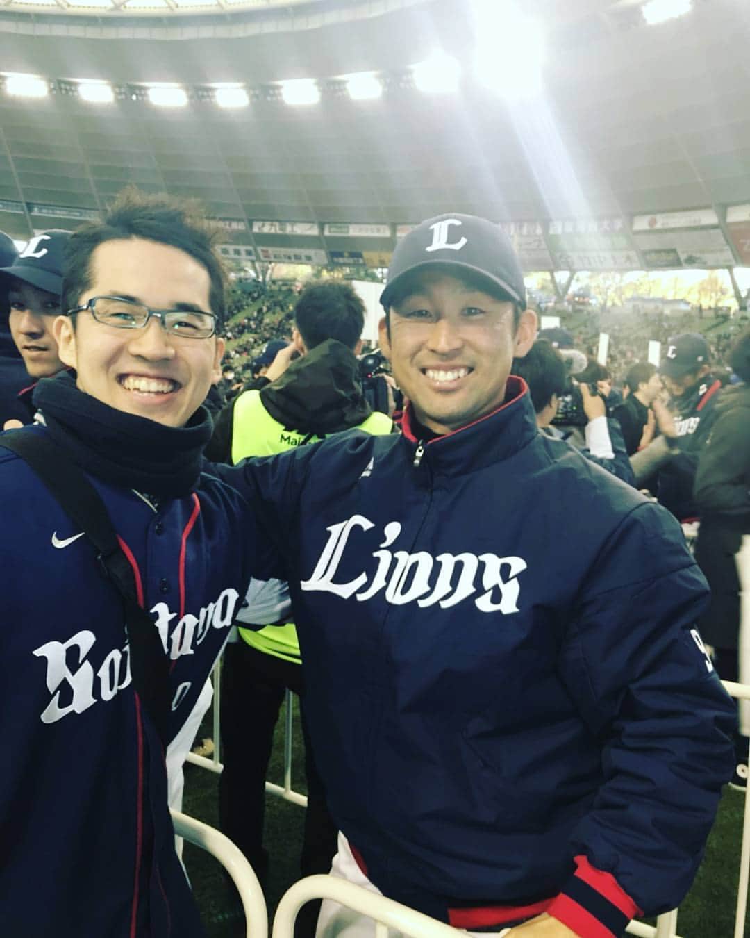 のインスタグラム：「ファン感謝dayハイタッチでの一枚。大学の時から可愛がっているヨウスケ君。  もう一枚は引退セレモニーでの一枚。 初めて両親、兄弟、家族全員を呼びました。 幻冬舎社長の見城徹さんが仰っていた「厳しい方へ厳しい方へ身をよじれ」という言葉が忘れられません。 この時期に小野剛さんから狭山西武ボーイズのコーチングを何件も依頼していただいた事は忘れません。ホントに有難かったです。 生きる道を探す。まず私ができた社会への一歩目。 #大﨑雄太朗 #引退セレモニー #ファン感謝デー #小野剛 #狭山西武ボーイズ #株式会社GSL」
