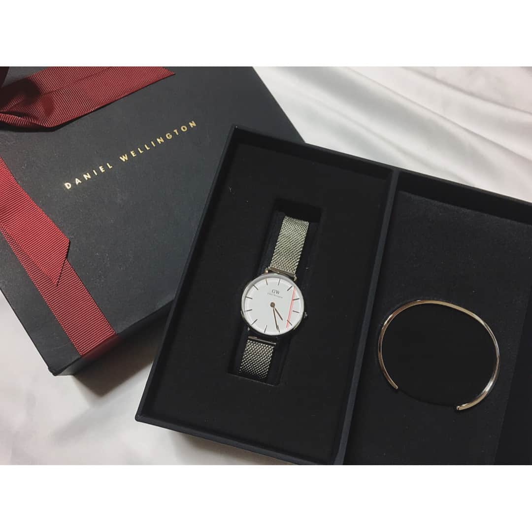 Mihoのインスタグラム：「. . . @danielwellington 様より素敵なクリスマスプレゼント💓 . バングルと時計のセットを頂きました(*´ω`*) . 今回はClassic Petite Sterling 28mm とSサイズのシルバーのバングルです☺️ . . 少し小ぶりなフェイスの28mmも上品で可愛いです❤︎ . 仕事やフォーマルな場面でも使いやすいサイズとデザイン💓 . . 15％割引クーポンコード：【 pitty 】 （有効期限は2018年1月31日まで） . 公式サイト：https://www.danielwellington.com/jp . . . また本日より4日間限定のお得なキャンペーンもあるのでぜひ♩﻿ . ▲11/23～11/27、ブラックフライデー5日限定キャンペーン  開催期間中、 ・Dapperシリーズ腕時計の購入で25％OFF （クーポンコードと併用で36％OFF！） ・任意腕時計購入で替えベルト1本無料 （クーポンコードと併用可） . . . . . #DW #danielwellington #xmas #present #xmaspresent #watch #silver #DWを大切な人に #クリスマス #クリスマスプレゼント #ダニエルウェリントン #ブラックフライデー #時計 #腕時計 #お洒落 #シンプル」