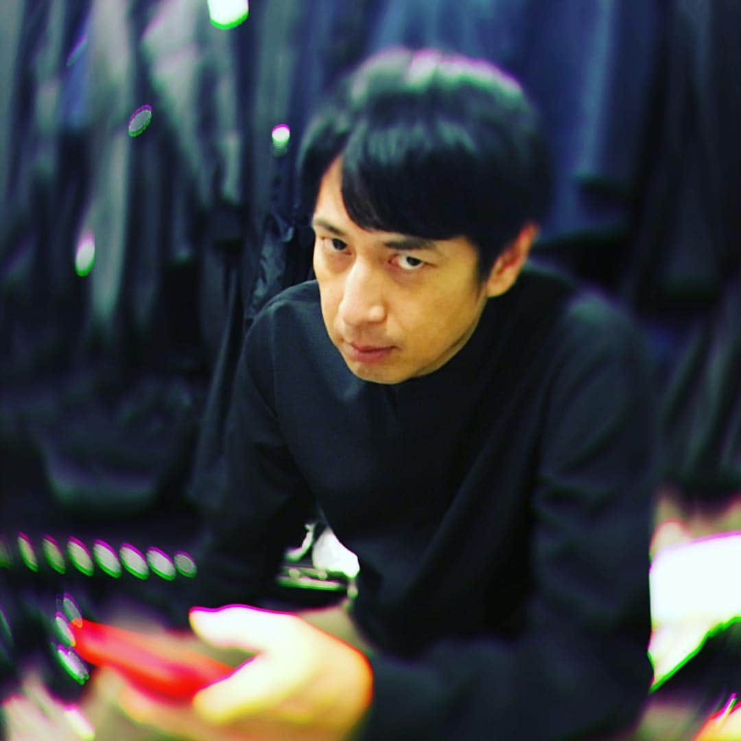 井上聡のインスタグラム：「周りの人達が次々に結婚していくこのご時世、残す同期はもはや僕とこの徳井ぐらいになってきた。 「お前はまだやんなぁ！絶対オレの方が先にするからな！」 と会う度に時空が歪むぐらい激しく睨みつけてくる瞬間を激写。数年前からこのようなやり取りをするようになったのだが、別に急いで結婚したいとはお互い思ってはおらず、せめて「徳井よりは・・・」「井上よりは・・・」とどうしても最後になりたくない、そしてコイツにだけは負けたくないという一心で争っているのでもはやニューヨークヤンキースVSボストンレッドソックスのような伝統の一戦になりつつある。  #同期のサブウェイシリーズ #勝った者こそ正義 #お互いの欠点を言い合ってみたが、結果双方悲しくなってやめた #2人のやり取りを黙って聞いていた原西さんがどっちも無理やろと一蹴 #それによりノーサイドゲーム #サウザントウォーズ #これでもしも2人が同時に同じ人を好きになったら面白い事になりそう #チュート変態徳井」