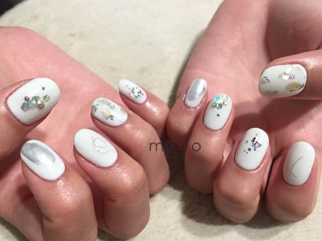 関根祥子さんのインスタグラム写真 - (関根祥子Instagram)「ホワイト×シルバー×キラキラ＝ 💑 ⛄️💎😏 #mojonail #nails」11月23日 22時22分 - mojonail_shokosekine