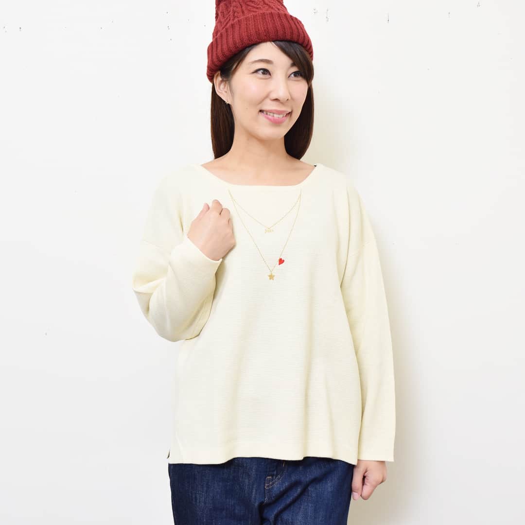 +natural(プラスナチュラル)のインスタグラム：「オフホワイトの#ニット には 可愛いアクセサリー付き！  さらっと着れて#デニム にもスカートにも合わせやすい#便利アイテム 。 今回は#ニット帽 と合わせてカジュアルにしてみました✨ ─────────────────── .+natural(プラスナチュラル)は、 優しい印象に包まれる、  ナチュラルテイストなファッションと 暮らしの情報を ご紹介するWEBメディアです ─────────────────── . .  #ハートマーケット #大人ナチュラル #ナチュラル服 #プラスナチュラル #お洒落さんと繋がりたい #秋コーデ #ママコーデ #カジュアルコーデ #大人カジュアル #ママファッション#naturallook #ナチュラルファッション #大人コーデ #ナチュラルコーデ #シンプルコーデ #撮影 #着回しコーデ #데일리록 #코디 #일본 #シンプルコーデ #冬コーデ」
