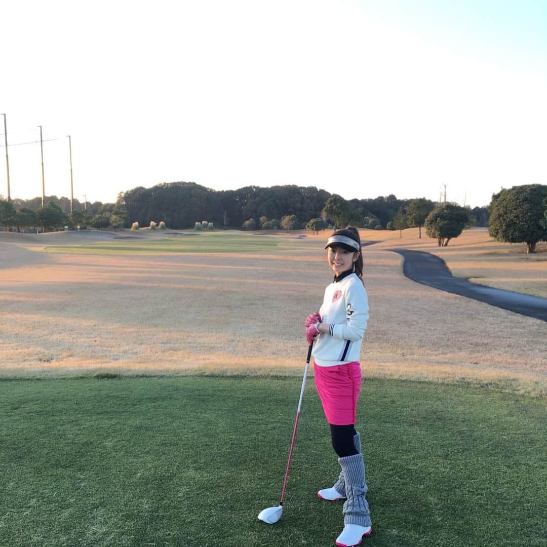 宮崎宣子さんのインスタグラム写真 - (宮崎宣子Instagram)「ハーフだけゴルフしてきました⛳️ コーチに指導を受けながら、方向を定める練習🏌️‍♀️ やっぱりテーラーのGLOIREが打ちやすい👍 大事なクラブなので、打ったらすぐカバーする癖がつきました😊  #ゴルフ女子 #ゴルフ練習 #楽しいゴルフ #ゴルフバカ #ハーフレッスン #ゴルフクラブ #taylormadegolf #groire #初心者でも打ちやすい #宝物 #ゴルフウェア #archivio #発熱加工で暖かい #快適ゴルフ #寒くて急遽 #レッグウォーマー #calaway #宮﨑宣子」11月24日 10時11分 - miyazaki_nobuko