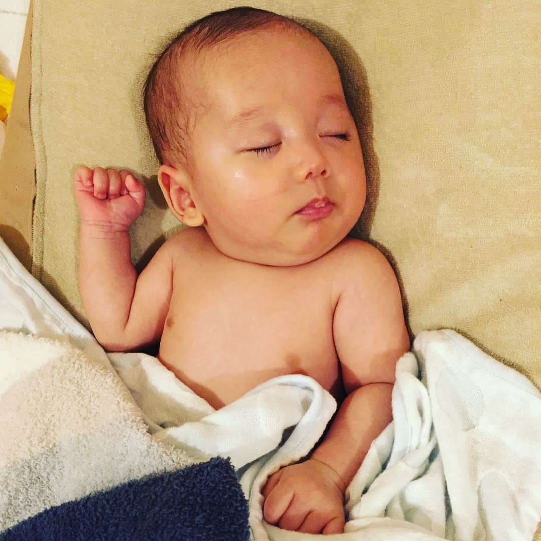 下田美咲さんのインスタグラム写真 - (下田美咲Instagram)「お風呂はいるよ〜って声かけたら、気合い入ってて可愛い。そのわりにお洋服を脱がせたらコテンとスヤ坊になっちゃってるのも可愛い。  #赤ちゃん #生後2ヶ月 #baby #Disney #boy #息子 #おやすみたまご」11月24日 1時28分 - shimodamisaki815