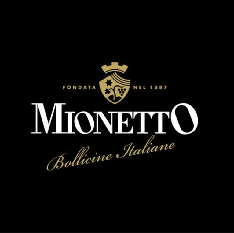 Mionettoさんのインスタグラム写真 - (MionettoInstagram)「Au cœur de la région de Prosecco, Mionetto produit des vins exceptionnels avec une renommée nationale et internationale constante, et en 2016, a reçu son 8e prix Hot Brand consécutif.  Le cépage Glera, autrefois connu sous le nom de Prosecco, est né à l'époque romaine et est l'un des plus anciens cépages de l'histoire italienne. Son origine et son nom remontent à la ville de Prosecco au Frioul. Les raisins de Mionetto sont transformés en vin mousseux en utilisant la méthode Charmat sur une période d'environ 60 jours en fonction de l'acidité, du sucre résiduel et de la pression. Ce processus préserve les saveurs et les arômes originaux du raisin Glera en mettant en valeur ses notes classiques de pomme, de pêche blanche et de miel.」11月24日 2時25分 - mionettolux