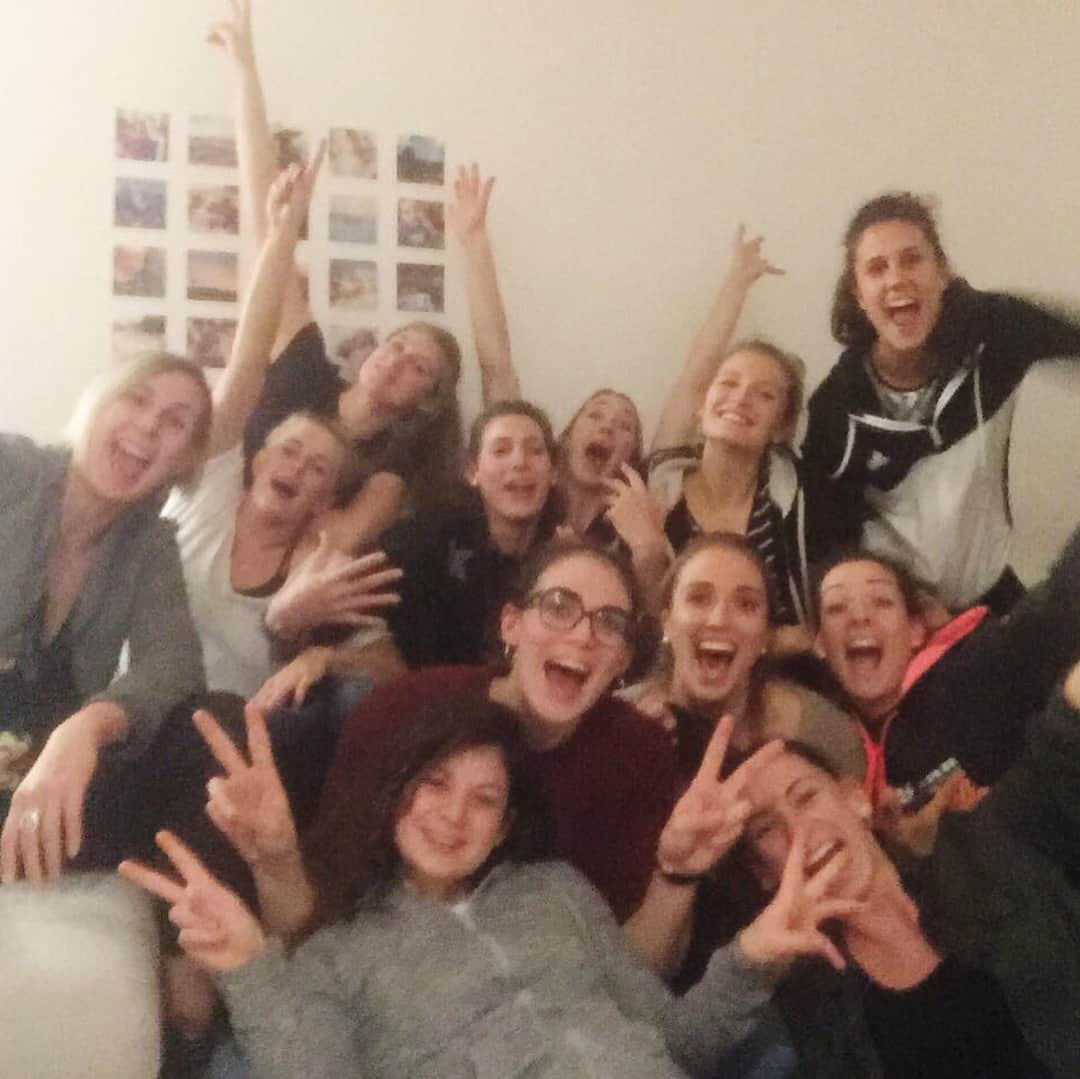 キンバリー・ヒルさんのインスタグラム写真 - (キンバリー・ヒルInstagram)「My team is full of nut jobs and I wouldn't have it any other way ☺️ Thankful to get to play with these girls and that thanksgiving was a huge success!!」11月24日 8時33分 - kimjayehill