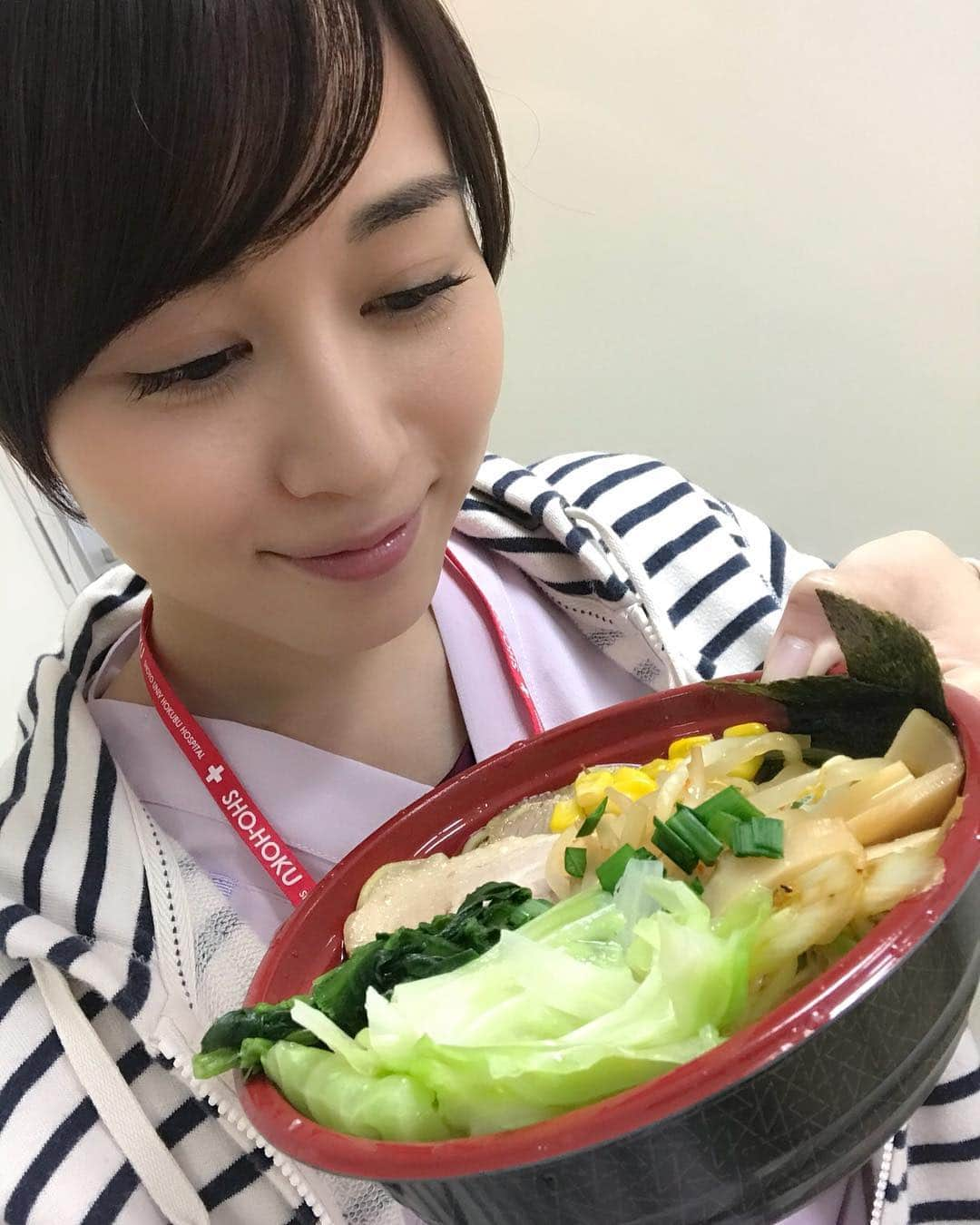 比嘉愛未さんのインスタグラム写真 - (比嘉愛未Instagram)「らーめんのケータリング🍜🍥😋💕 #コードブルー #映画 #あったかいご飯 #幸せだ」11月24日 19時30分 - higa_manami