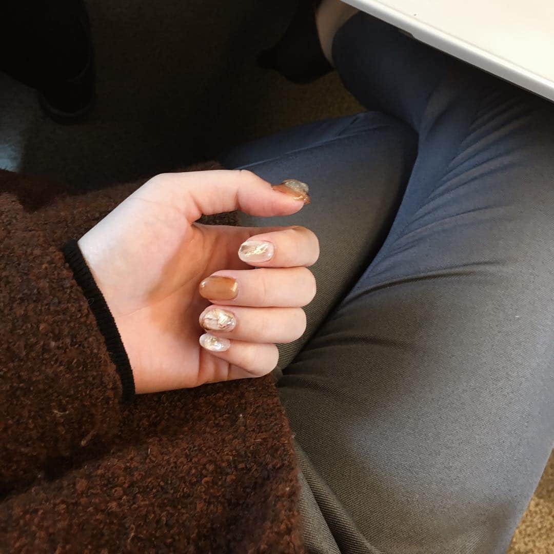 古川貴絵さんのインスタグラム写真 - (古川貴絵Instagram)「冬っぽネイル ⛄️ #nail #brown #white」11月24日 18時15分 - _kiegram